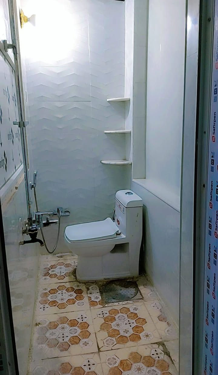 بيت 150متر في حي الصدرين فرع المولده طابو زراعي سند للبيع غرفتين نوم وكليدور  واستقبال ومطبخ وحمام داخلي وخارجي بناء حديث ب70وبي مجال السراي للاستفسار ***********
