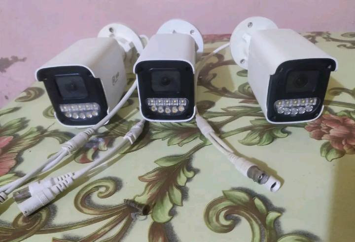 السلام عليكم كامرات للبيع  ثلاثه
وي جهازهن السعر ب75 وبيهن مجال تصويرهن يصير ملون ***********
