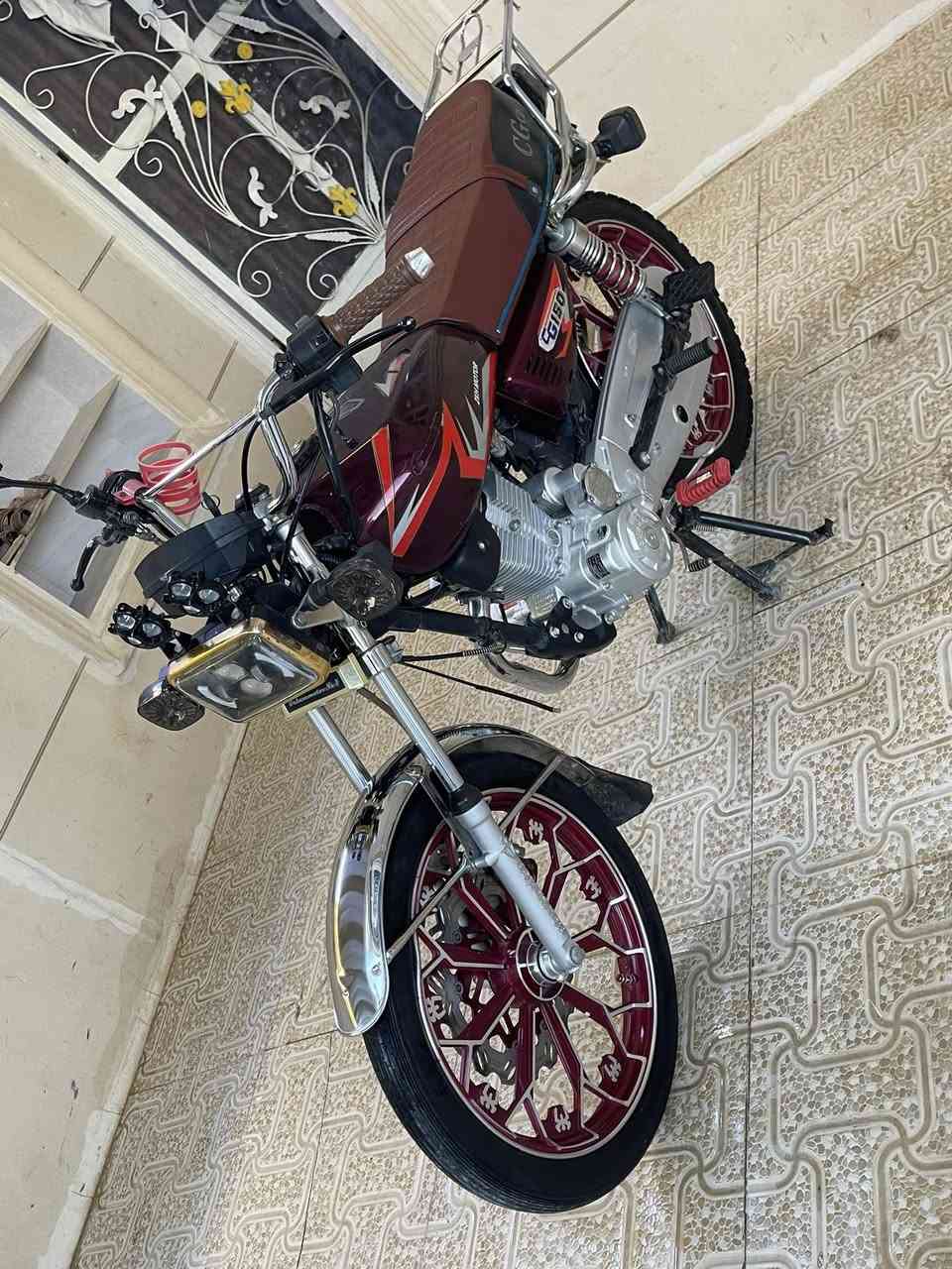 سلام عليكم للبيع موديل 24نضيفه كلشي شغال كهربايات كله شغاله محرك مفتوح الدراجه كلش نضيفه وكلشي شغال السعر 650وبيه مجال ***********
