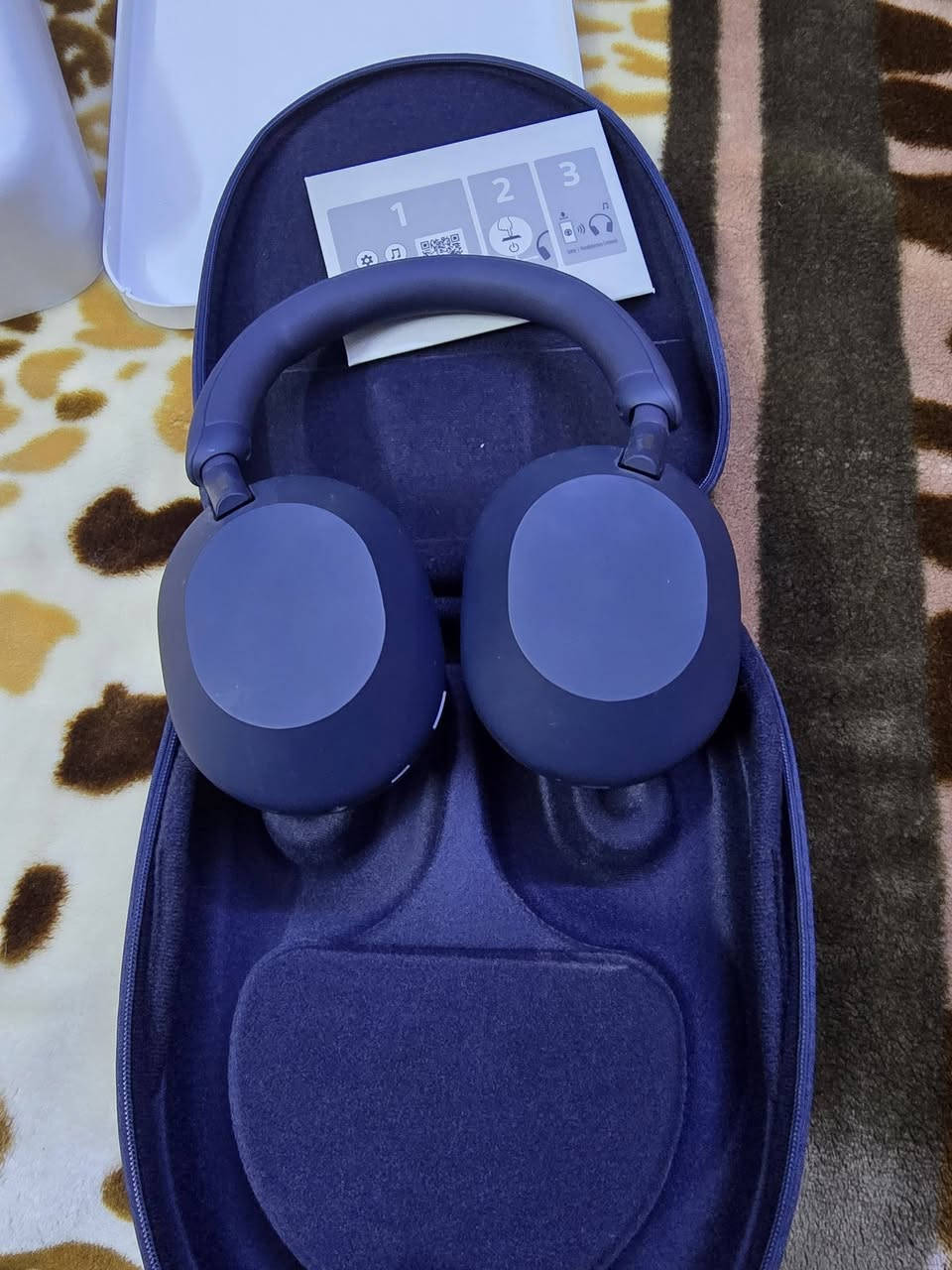 سوني XM5 - أخت الجديدة (استخدام 7 مرات فقط) 🎧
للبيع سماعة Sony WH-1000XM5  السماعة غنية عن التعريف وتعتبر "ملك" عزل الضجيج وجودة الصوت بالعالم حالياً.
​ليش هذه السماعة "لقطة"؟
​نظافة 100%، مستخدمة 7 مرات فقط وبقت بالحقيبة مالتها. (بدون أي شخط أو أثر استخدام نهائياً).
​الملحقات: كاملة مع الكارتون الأصلي، الحقيبة (Carry Case)، وكيبل الوكالة (كلها بحالة المصنع).
​أهم المواصفات للي يحب التفاصيل:
​عزل ضجيج (ANC) جبار: يخليك بغير عالم، مثالية للدراسة، الشغل، أو السفر.
​جودة اتصال خرافية: تحتوي على 8 ميكروفونات لتنقية الصوت بالمكالمات.
​بطارية عملاقة: تشحنها مرة وتنسى (30 ساعة تشغيل).
​ميزة الـ Multi-point: تكدر تربطها على جهازين (تلفون ولابتوب مثلاً) بنفس الوقت وتنتقل بينهم بسلاسة.
​السعر: [300 الف] (سعر مناسب مقارنة بالجديد).
المكان: [الغزالية هياكل ] - متوفر فحص وتأكد قبل الشراء.


**إذا كنت صاحب هذا الإعلان وتريد حذفه لأي سبب، رجاءا أرسل رسالة إلى الدعم الفني**