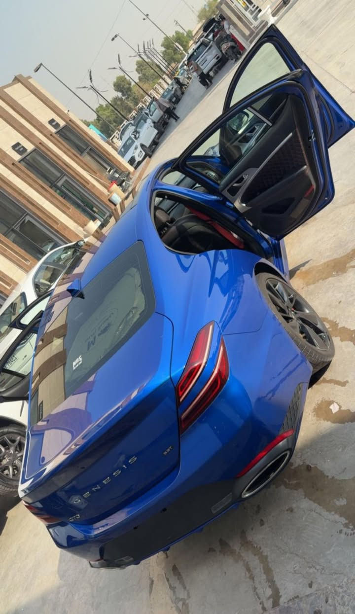 🚗 للبيع 
 Genesis G70 Sport + Prestige .  RWD
موديل  2023

.
جينسس G70 ( سبورت + برستيج ) 2023 اعلى فئة 
محرك ( 3.3TT ) RWD
اللون ( Blue ) 
السيارة حادثها  جاملغ السائق 

العداد ( 66) الف كيلو 

🔴 المواصفات الخارجية 
1. بانوراما
2. ويل 19 تو سايز
3. كامرات عدد 4  
4. ترحيب مرايا جانبية ( علامة جينسس ) 
5. حساسات امامي خلفي 
6. رادار امامي تفاعلي 
7. سستم بريكات بريمبو 
8. صندوق ذكي ( يفتح عند الاقتراب ) 
9. رادارات جانبية ( نقطة عمياء )
 🔴 المواصفات الداخلية 
1. سقف كنتارا اسود 
2. كشنات جلد ( نابا ) تطريز احمر
3. سستم صوت ( Lexicon ) 15 سماعة 
4. نظام ( اوتو هولد ) للتوقف لفترات قصيرة
5. ( تدفئة وتبريد ) كشنات امامي 
7. ( تدفئة ) ستيرن 
8. حساسات مطر 
9. شاحن لاسلكي
‏10. ( Head up display ) او ال ( داتا شو 
11. ‏تبريد قطعتين + نظام ( clean air )
12. خمس وضعيات قيادة 
‏( Comfort & Eco &  sport+  & custom & sport )
تخم تايرات يوكاهما خلفي جديد + برجستون امامي

السيارة استخدام على ايدي معتني بيها للاخير من ناحية الدهن يتبدل كل 3000 كيلو بانزين كلة محسن  .
——-
تواصل 📱 
***********
