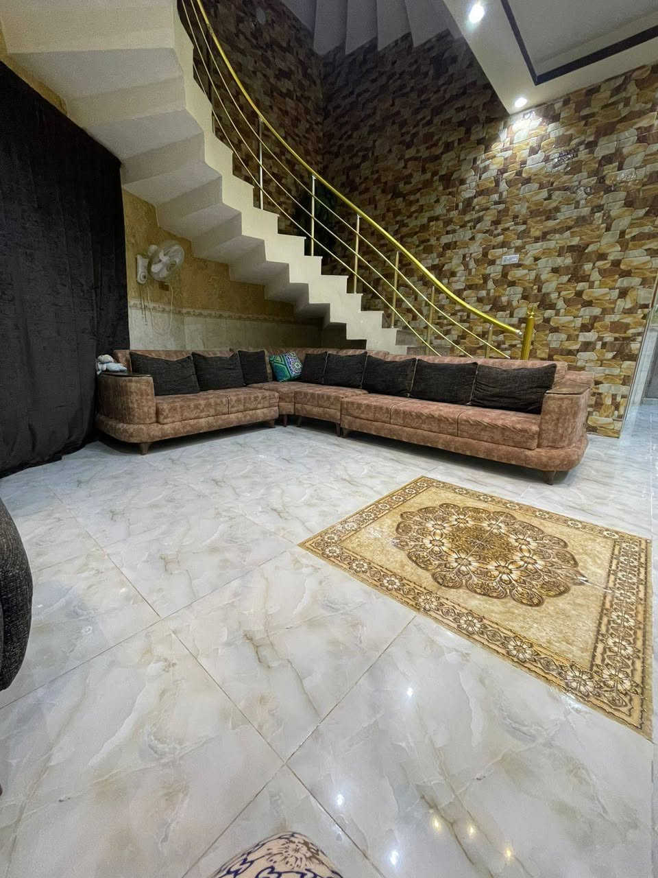 *بيت للبيع طابقين - ياسين خريبط* 

- *المساحة*: 200م
- *الموقع*: خلف المستوصف، شارع القاضي، على شارع عام 20 - موقع حيوي
- *الطابق الأرضي*: استقبال + صالة + مطبخ + غرفة ماستر مع حمام + 2 حمام
- *الطابق الثاني*: صالة + 4 غرف كبار + حمام
- *البناء*: حديث وجديد بالكامل، ديكور + ورق جدران + أصباغ
- *السطح*: كامل ومعزول وجاهز

*البيت جاهز سكن فوراً* 

*للاستفسار:* 
*********** 
*********** البصرة, العراق

