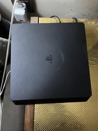 ps4 سلم جهاز جداً نضيف اونلاين ويا الجوستك مالته السعر ٢٣٠ الف الجهاز ...
