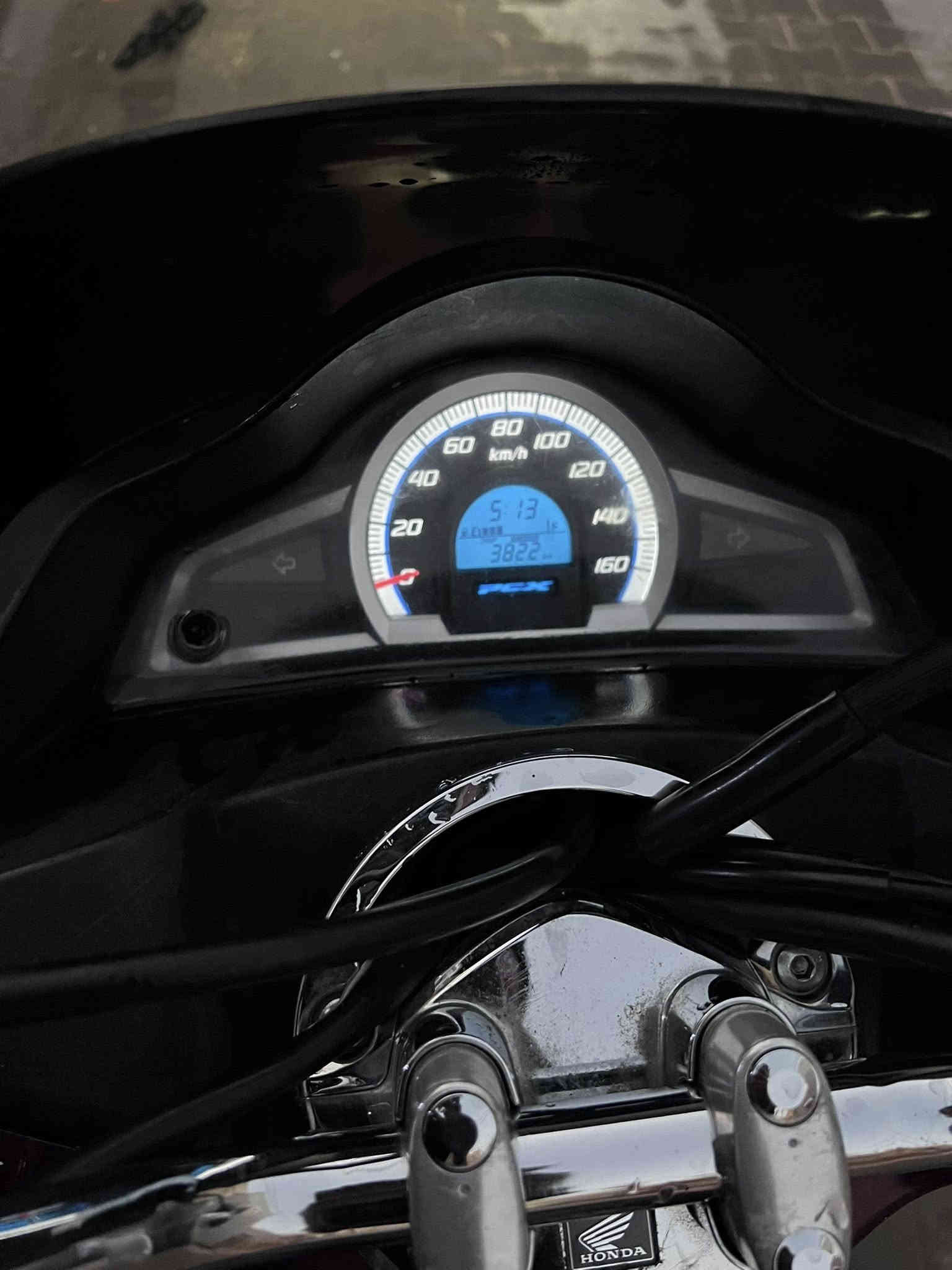 Pcx جيل الثاني 2018 
مكينه خير من الله  وكلش حلوه

اللون صدفي

الحجم 150 

حساس ازدحام

حساس اطفاء 

حساس استان جانبي 

مكينه بلاديه ما مفتوحه ولا بيها اي شي 

زوج تايرات مبدل جديد فيتنامي اصلي 

ما بيها اي شي الدراجه صافيه ومرتبه

السعر 16 ورقه 

مدينه الصدر /شارع الفلاح 

***********
