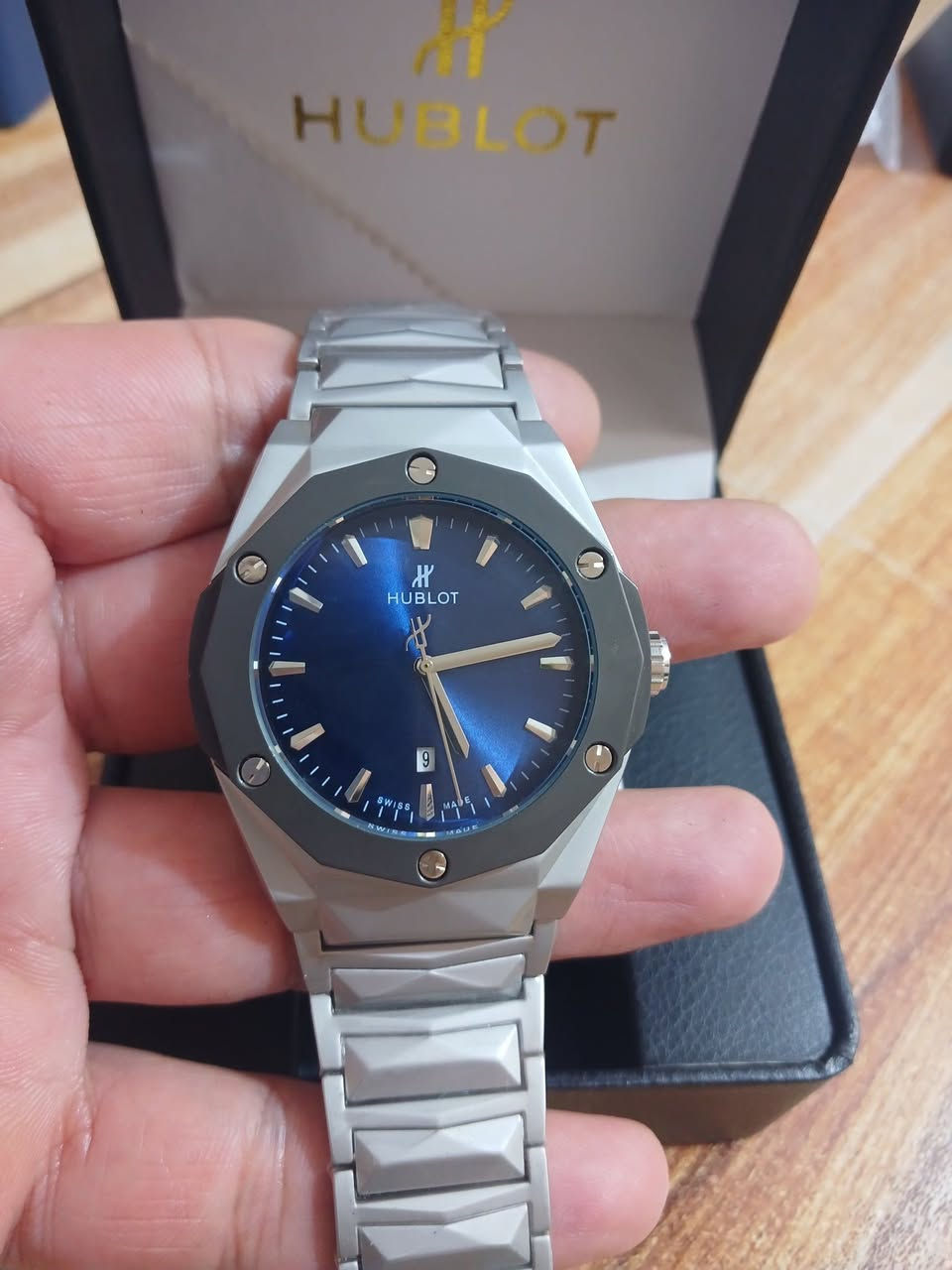 ساعه باله هابلوت  طلعتلي بهذا الشكل مع علبته الاصليه  السعر 35 الف مع التوصيل بالعافيه الي ياخذها 
متوفره قطعه وحده فقط
مواصفات الساعة
المينا: بلون أزرق داكن (Navy Blue) مع تصميم بسيط وعقارب فضية
الكتابه بالضهر حفر 
وزن ثقيل 
الهيكل والسوار: مصنوعان من الفولاذ المقاوم للصدأ (Stainless Steel) مع تصميم "قص الألماس" (Diamond Cut) الذي يمنح السوار مظهراً مضلعاً فريداً.
الحركة: تعمل غالباً بنظام الكوارتز (Quartz Movement) وتتضمن نافذة لعرض التاريخ عند الرقم 6.


**إذا كنت صاحب هذا الإعلان وتريد حذفه لأي سبب، رجاءا أرسل رسالة إلى الدعم الفني**