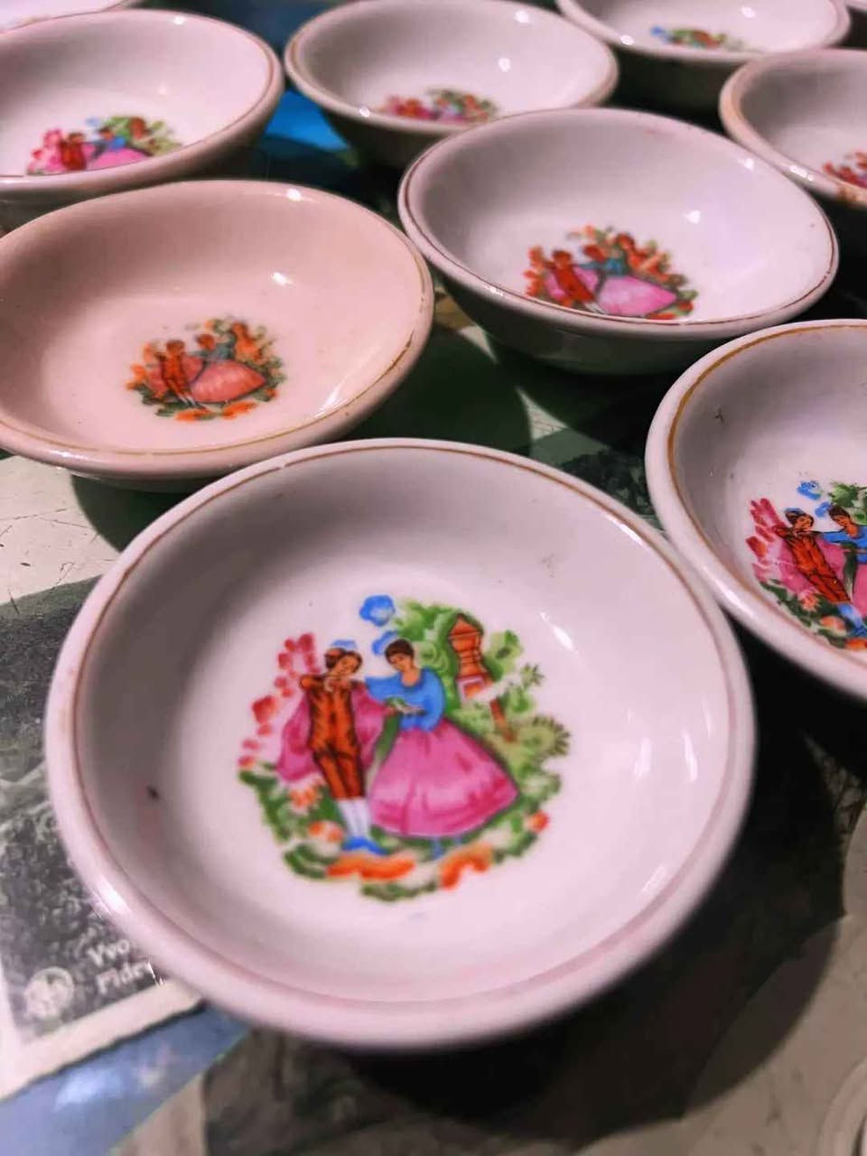 Vintage "Romeo & Juliet" Miniature Plates (5 cm)
​Size: 5 cm
​Options:Available as a set or sold individually.
​Condition: Excellent Vintage Condition, No Chips, Cracks, or Flaws.
​📸 Please review the photos carefully as they form part of the description.
📦 Shipping Available to all governorates.
✉️ For price and serious inquiries: Please feel free to send a direct message (DM). الاسكندرية, مصر


**إذا كنت صاحب هذا الإعلان وتريد حذفه لأي سبب، رجاءا أرسل رسالة إلى الدعم الفني**