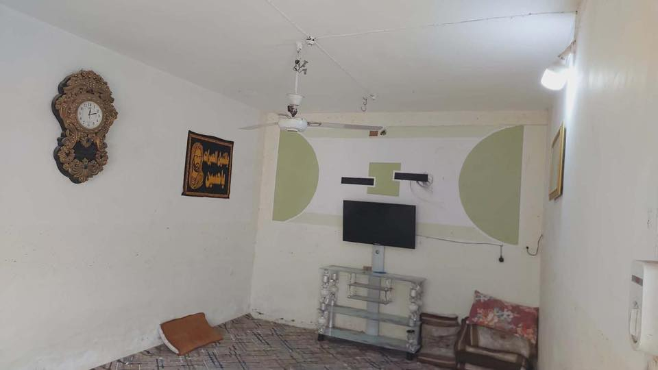 بيت للبيع يرهم نقد ويرهم على المبادرة تنطي نص فلوس 
المكان المدحتية الحي العسكري مقابل المزكر الصحي البيت يتكون من غرفتين وصالة واستقبال وحديقة ومطبخ المساحة 200 متر مع فضلة 20 متر للتواصل الاتصال على ***********
