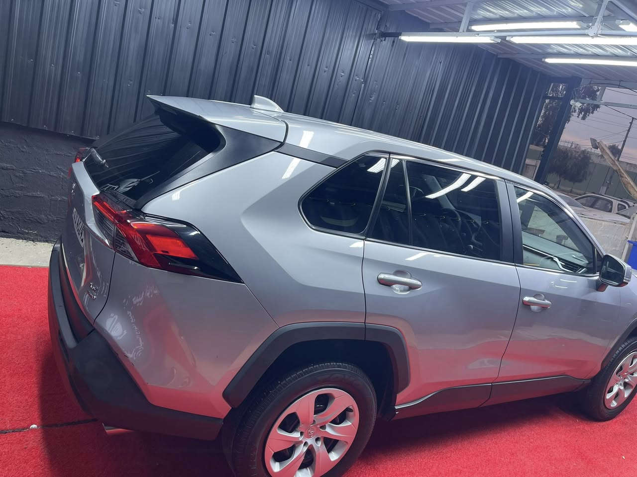 ‏سلام عليكم
نوع السياره  تويوتا RAV4
موديل 2023
55mil ماشيه 
ضرر شبر من بونيد 
باب السايق صبغ امريكا
السونر مرفق 
مواصفات LE 
AWD فورويل
السعر 216$ بي مجال
العنوان ديالى خانقين /  
للاستفسار ***********
