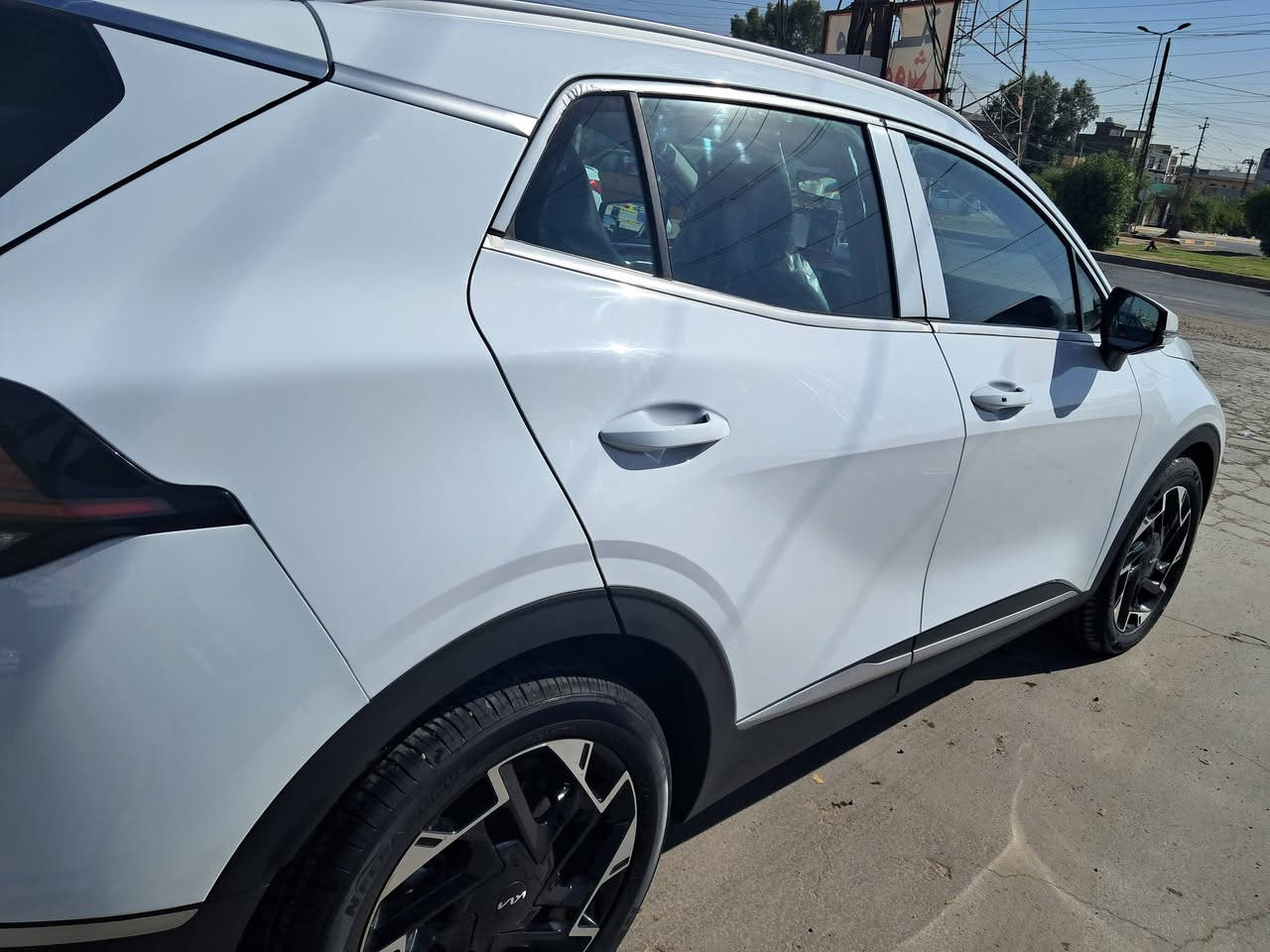 السلام عليكم 
عندي سيارة سبورتج خليجي
 موديل ٢٤ السيارة كفالة عامة ماشية ١٠ الاف 
السيارة قمارة حديد نص مواصفات 
رقم الهاتف ***********
السعر ٢٣٠ وبيهة مجال شي بصيط
المكان بغداد الكرخ
السيارة ضمان ٥ سنوات
