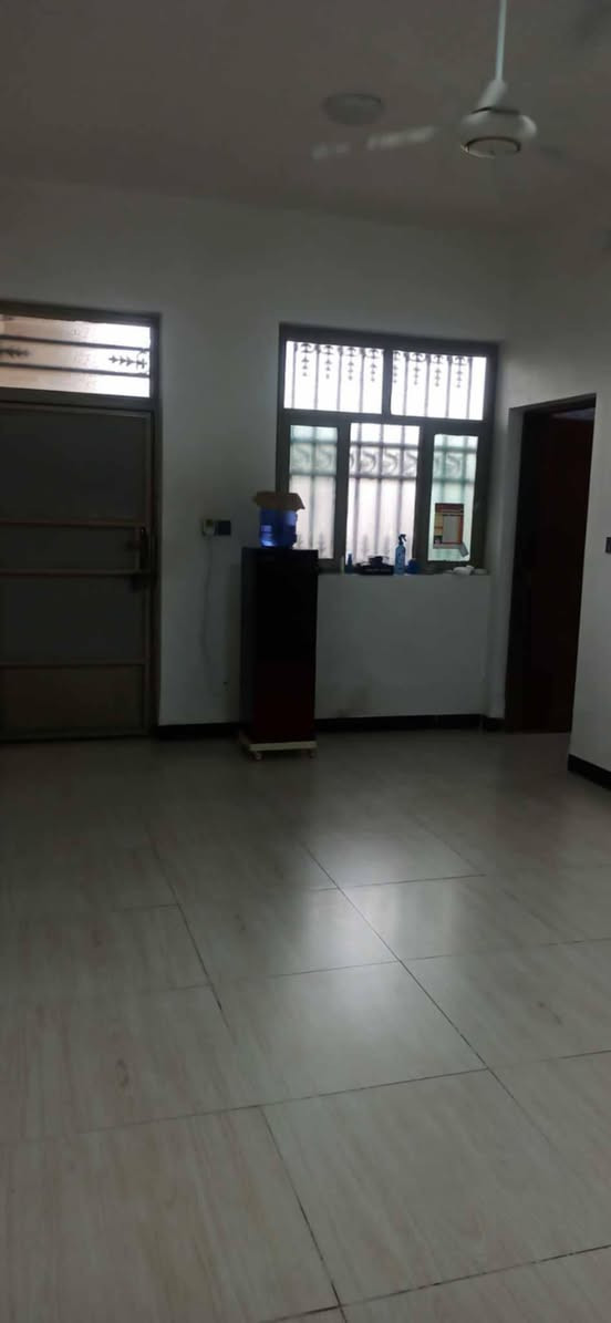 السلام عليكم بيت للبيع مساحة 200 م طابو زراعي سند 25 مستلمين وصل تطويب + حديقة واقع حال مساحة 137م
بناء حديث يحتوي على غرفتين نوم ومطبخ وصالة واستقبال منطقة خدماتها كاملة تبليط ومجاري وماء وكهرباء 
عنوانه حي الامين الاولى خلف محطة الشموس شارع سيراميك العيساوي 
للاستفسار اكثر الاتصال ***********
