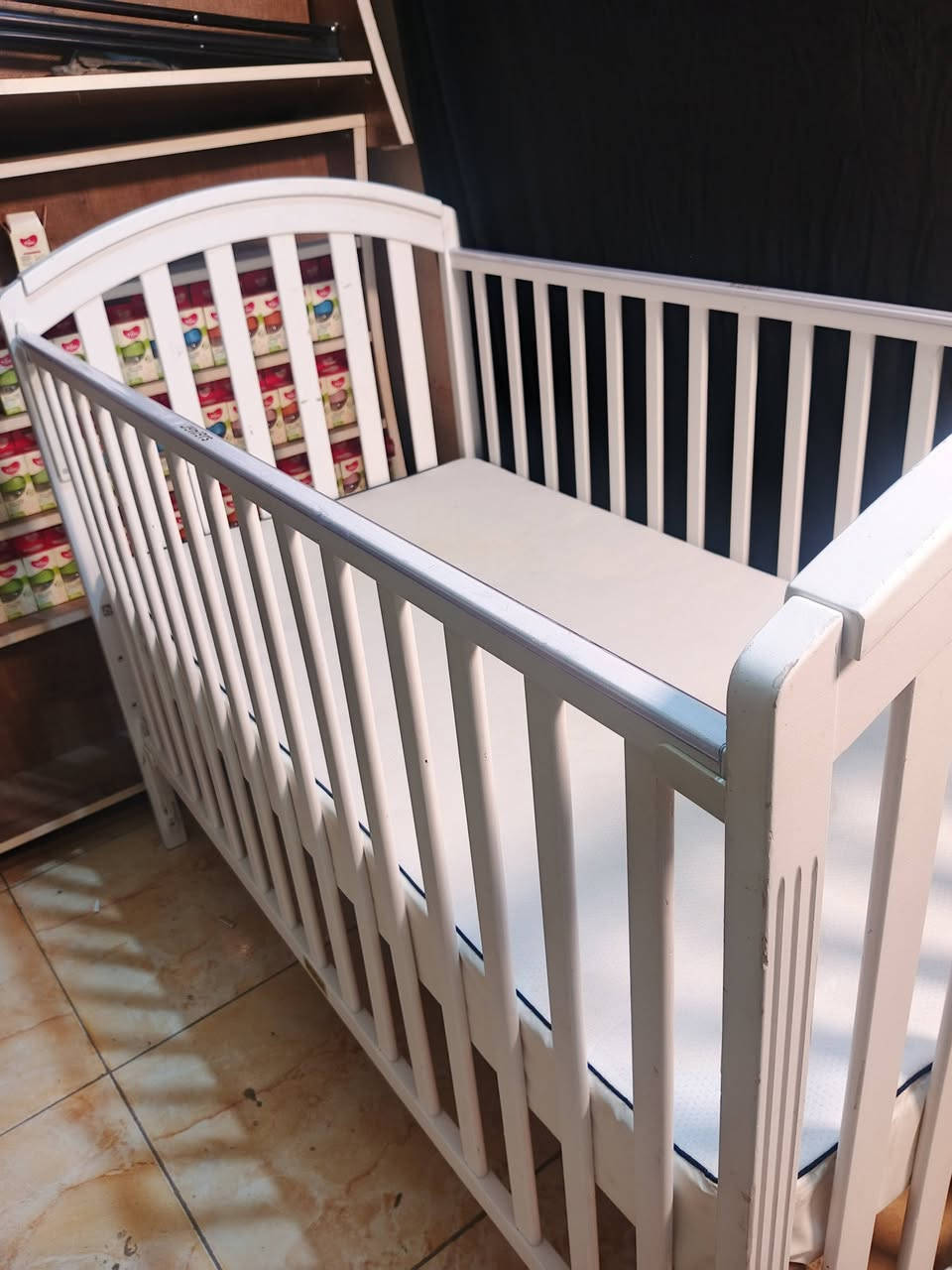 هذا المنتج هو سرير أطفال خشبي، وتحديداً من العلامة التجارية جونيورز (Juniors) كما يظهر بوضوح في الصور المشابهة. يتميز هذا النوع من الأسرة بتصميم عملي يجمع بين الأناقة والأمان للطفل. 
baby-lands.com
baby-lands.com
المواصفات والمميزات العامة:
المادة: مصنوع غالباً من خشب الصنوبر المتين والقوي.
التصميم: يتميز بحواف منحنية وقضبان جانبية لتوفير الحماية.
المرونة: بعض الموديلات المشابهة توفر ميزة تعديل الارتفاع (عدة مستويات) لتناسب نمو الطفل، أو إمكانية إزالة أحد الجوانب لدمجه مع سرير الأم.
العمر المناسب: يُستخدم عادةً للأطفال من حديثي الولادة وحتى سن 3 إلى 4 سنوات.
الأبعاد الشائعة: غالباً ما تتوفر بمقاسات مثل 120×60 سم أو 130×70


**إذا كنت صاحب هذا الإعلان وتريد حذفه لأي سبب، رجاءا أرسل رسالة إلى الدعم الفني**