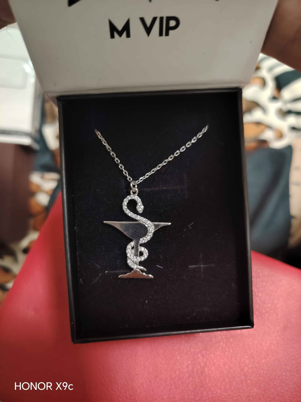 السلام عليكم 
سوار فضة مختوم 40 الف 
قلادة صيدلة فضة مختومة ختمين 50الف
بوكس ساعة مع سوار مع ورد صابوني 35الف
دمية ستيتش قياس 50cm ..الحجم الكبير 30الف
علبة هدايا لمس انارة 20الف مع القلادة 30الف
بوكس عزف لحن love lobdon سعره 10الف
شال ميكاسا كشمير درجة اولى سعره 10الف
مطارة حافظ حرارة وبرودة مختومة ختمين سعرها 10
الغراض كلهن جدد غير مستعملات مع ضمان الفحص 
عنواني حلة_حي الامام يتوفر توصيل 
*********** حلة, بابل
