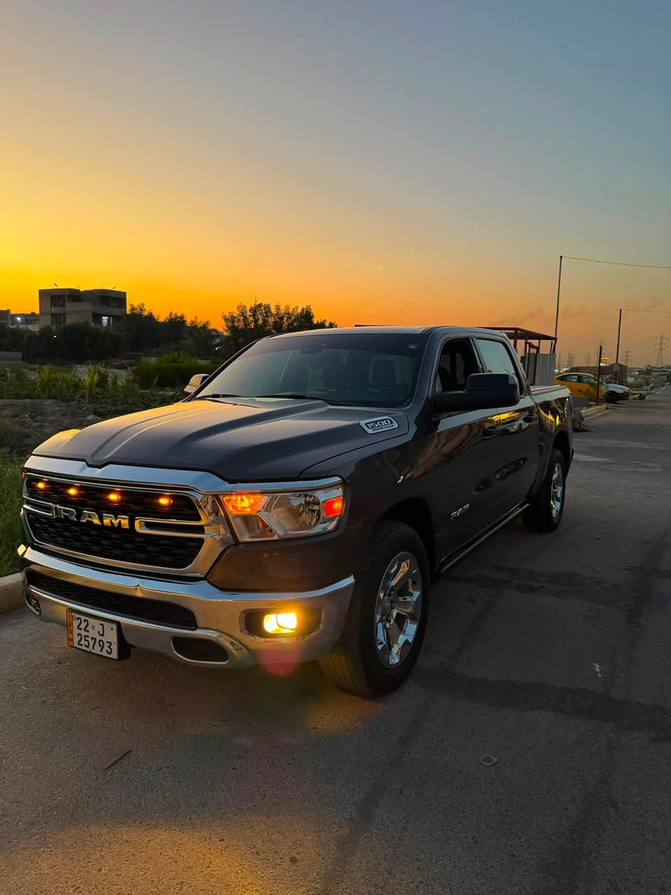 السلام عليكم رام 2023
محرك v8 ايتورك فور ويل 5700

حادثهة باب خلفي مثل مموضح 

بدون ايرباك محرك كير اكسل كفالة 

باب طويل بدي قصير عليهة اضافات حلوة 

كڤر بدي ودوس كهرباء وشفقة خلفية 

ماشية 45 m جديدة جدا مواصفات لونگ ستار 

 السعر 26500$ رقم الهاتف ***********
