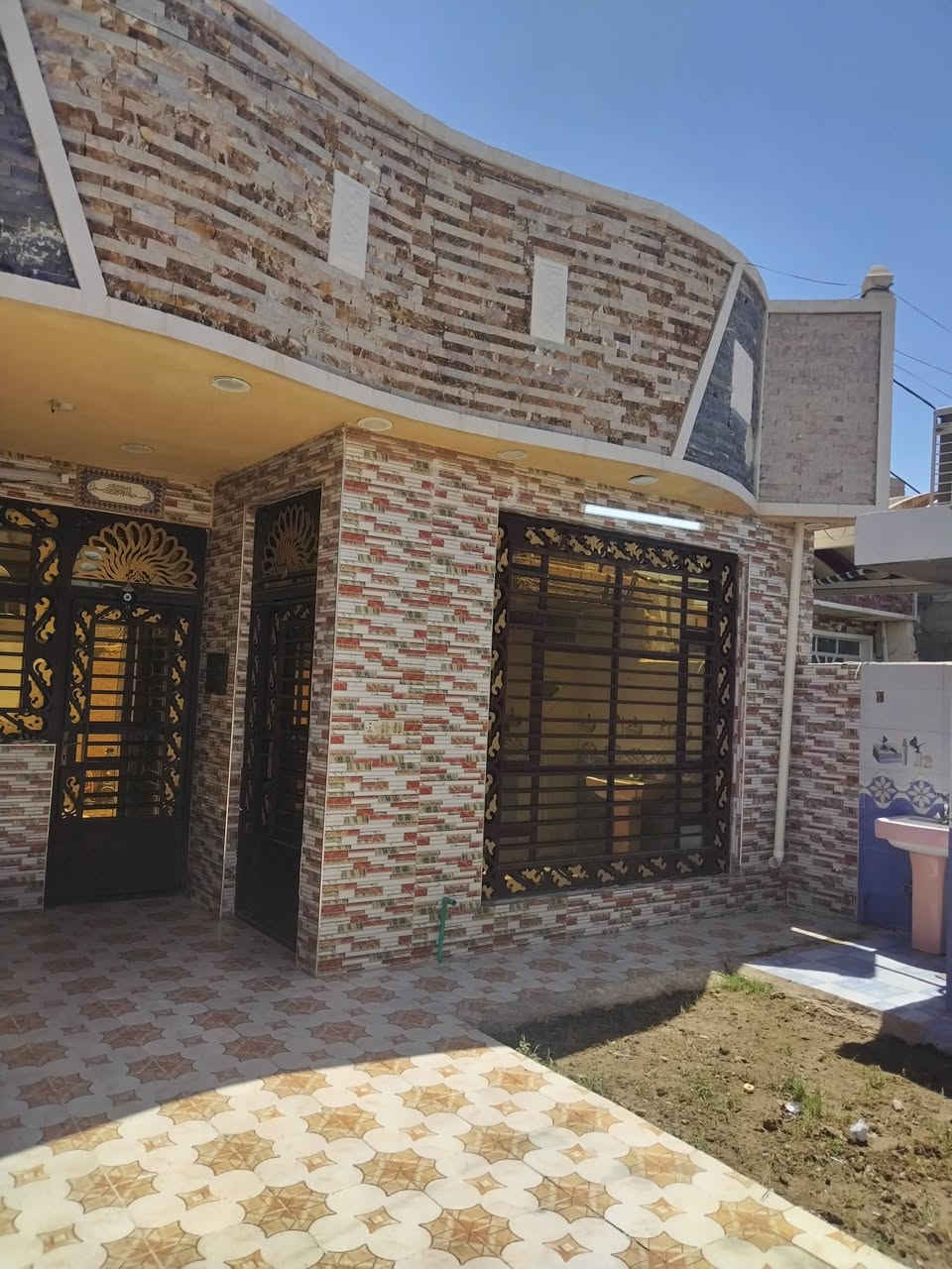 السلام عليكم
*🏡 بيت للبيع - زراعي سند 117*

*الموقع:* المدائن - سلمان باك، بريجان قرب برج بريجان  

*المساحة:* 195 م²  

*نوع السند:* زراعي 117

*التفاصيل:*

*الطابق الأول:*

- استقبال + صالة + مطبخ

- غرفة نوم + حمام

*الطابق الثاني:*

- غرفتين نوم + صالة

*المميزات:*

- حديقة أمامية وخارجية

- 3 غرف نوم بالمجموع

*للاستفسار:* ***********
