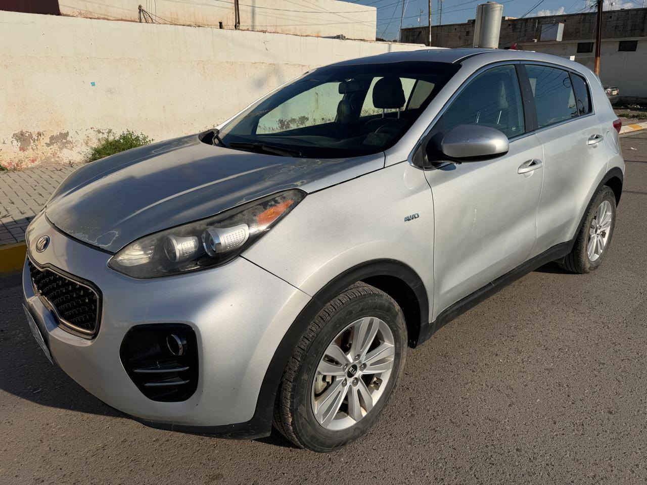 فئة lx ماشية 85 الف ميل
بــ 130 $  وبيها مجال بسيط ///
وممكن ابيع بمقدمة والباقي اقساط حسب المدة 
صور السونار مرفقة مع الصور
صور الحادث الاصلي في هذا الموقع 👇 
https://en.bidfax.info/kia/sportage/2029108-kia-sportage-lx-2018-silver-24l-4-vin-kndpmcac8j7380890.html

للتواصل ***********
