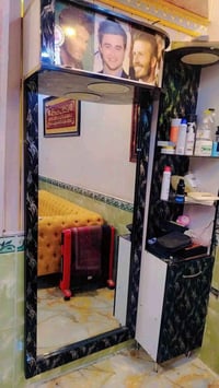 مرايه حلاقه مع الفاترينه للبيع  للأستفسار 07705550252