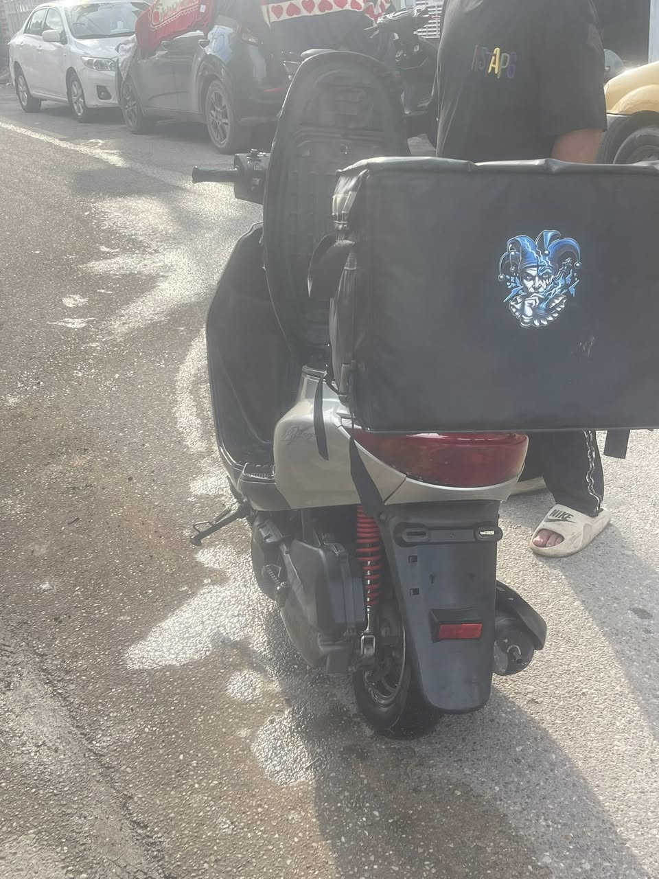 السلام عليكم بريز كامله على آخر حبايه بس ستاند تعليك نقصهه  سعرهه٥٥٠ او بيهه مجال كفرات كلهه مختمه او جاهزه نكره سلف هندر كلشي شغال مراياتهه وياهه موجوده بل جنطه قفل جنطه او ستيرن هم بيهه حلوه او مموكفتنه ابد رقمي ***********
