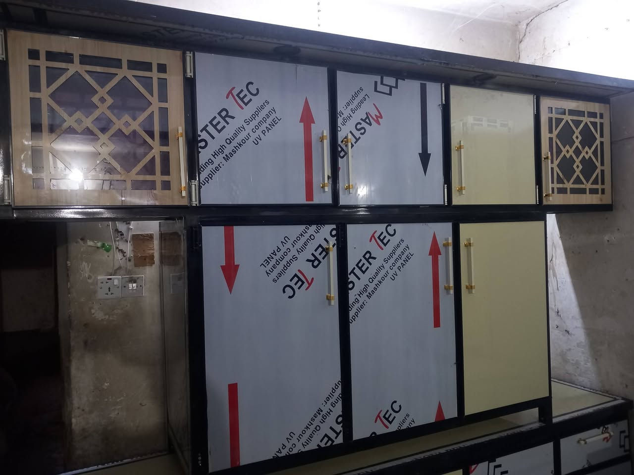 معرض ومعمل الاخوين لبيع وشراء الاثاث الجديد والمستعمل عمل انواع المطابخ والكاونترات حسب طلب الزبون انواع الجزامات ولدواليب  والكناتير الامنيوم يوجد اقصاد على مدار  6 اشهر اي موديل بالك بس دز الصور والقياس واحنه حاضرين العنوان الانبار القائم مقابل مركز الشباب هاتف ***********
