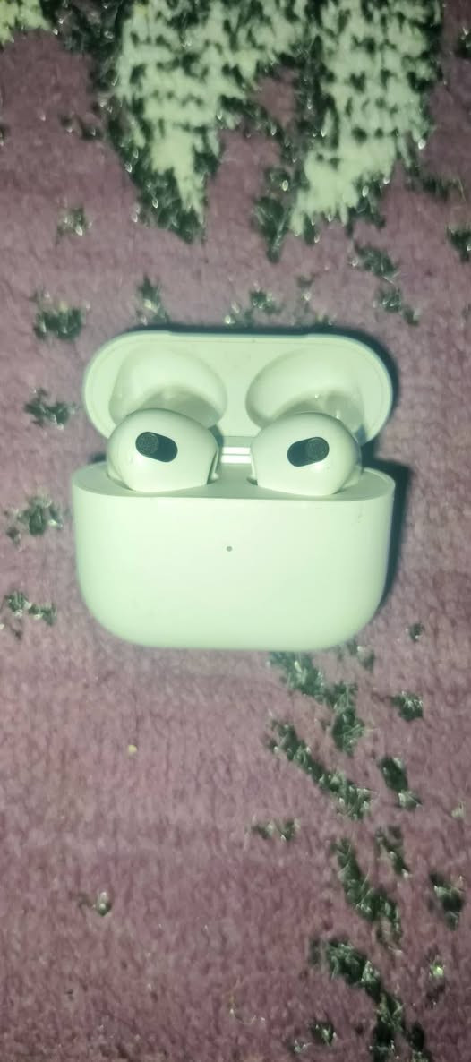 سلام عليكم ايربود للبيع قيم ‏‪***********‬‏
