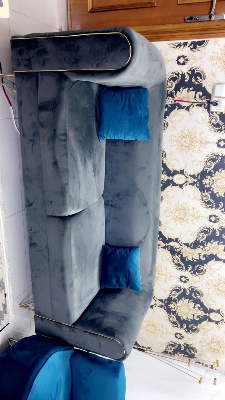 تخم 7 مقاعد للبيع بعده جديد ونظيف سعره 275 وبي مجال العنوان شارع حيفا الاستفسار الاتصال على الرقم ‭0770 878 4845‬
