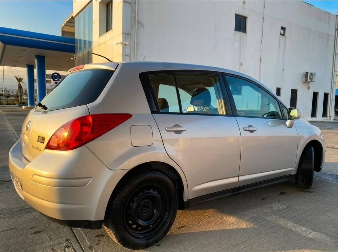 نیسان ڤێرسا ٢٠١٢
مەکین  گەورە 
یەک پارچەی چەمەلەغی دواوە 
ماوەی ڕۆیشتن ١١٢ ھەرزار
سەخفی جەلاتین  بێ کاڵبونەوەو تەرزەکوتەو ە مەعجون    *********** رانية, السليمانية
