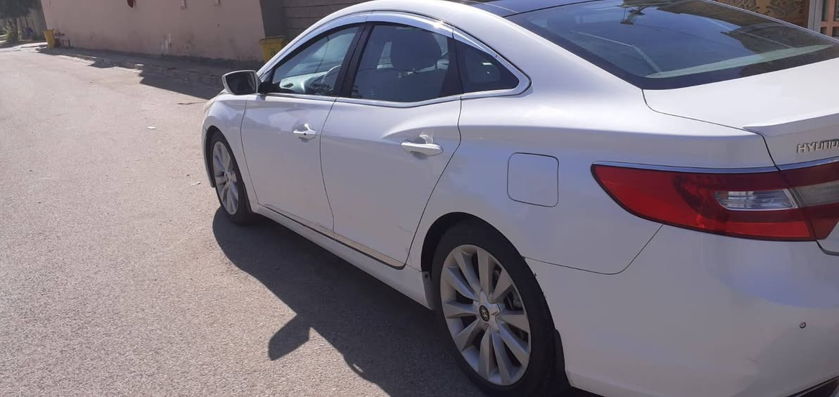 🚗 للبيع أزيرا 2013 خليجي فل كامل 🚗
سيارة مرتبة ونظيفة، فل كامل بجميع المواصفات، استخدام محترم وراحة عالية بالسياقة.
✅ تم تبديل الگازگيت بالمحرك فقط
✅ رش جهة جاملغ جهة  اليسار
✅ مكينة وقير بحالة جيدة
✅ تبريد ممتاز وجاهزة للاستخدام
✅ لا تحتاج أي مصروف
السيارة تستاهل المعاينة، والجاد يتفضل على الخاص أو الاتصال. ***********
الله يبارك لصاحب النصيب. 🤍🚘
