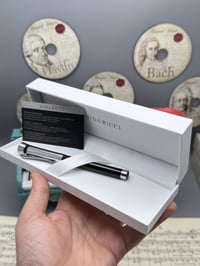 نينا ريتشي (Nina Ricci). هذه الأقلام تُعرف بكونها إكسسوارات فاخرة تجمع...