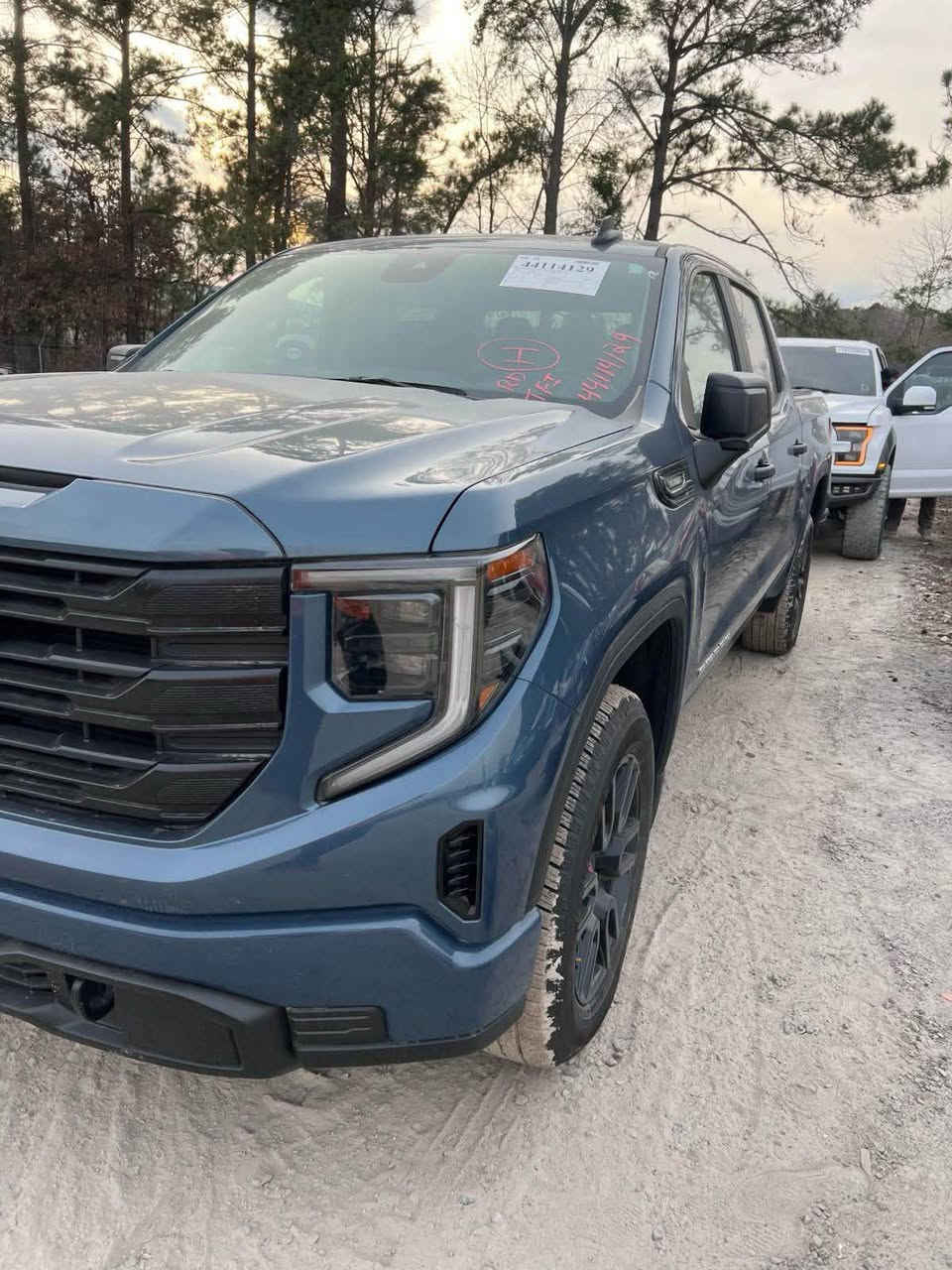 جمسي سيرا 2024 دخول جديد
🇺🇸 GMC Sierra🇺🇸

لون مميز أزرق بحري 

رقم بغداد (81819) 

عداد المسافه (عداد . 26.000mi)

محرك / TurboMax سعة 2.7 لتر: 4 أسطوانات توربو يولد قوة 310 حصان وعزم دوران قوي

كير تعليك أوتوماتيكي ذكي بـ 8 سرعات مخصص للمهام الشاقة.

المرغوب باب طويل بدي قصير 

كشن كهرباء 

رادار تحديد مسار 

Auto Stop

نضام الدفع 4WD) مع علبة تحويل Autotrac.

بصمه 

باب البدي كهرباء 

تشغيل عن بعد 

شاشه + كامره خلفيه

كار بلي بلوتوث  

منفذ طاقه بقوة 220V 

الحد الأقصى للسحب ( 9.500رطل )

الحدالاقصى للحمولة ( 2.240 رطل )

إضاءة LED مدمجة: تضيء زوايا الصندوق لسهولة تحميل الأغراض وتفريغها ليلاً 

هاند بريك كهرباء بصمه 

صور الحادث مرفقه مع الصور والسياره تعتبر كلين حادثه فقط دعاميه خلفيه 

كفاله لغود شواصي ايرباك 

بجم كبس على وضع الشركه

بصماته عدد 2بلاد 

السعر مناسب للجاد بل شراء الأتصال على رقم الهاتف 

☎️***********

⛔️ملاحظه نقل الملكية بدون جلب ظريبة من طرف المشتري تحويل مباشر
