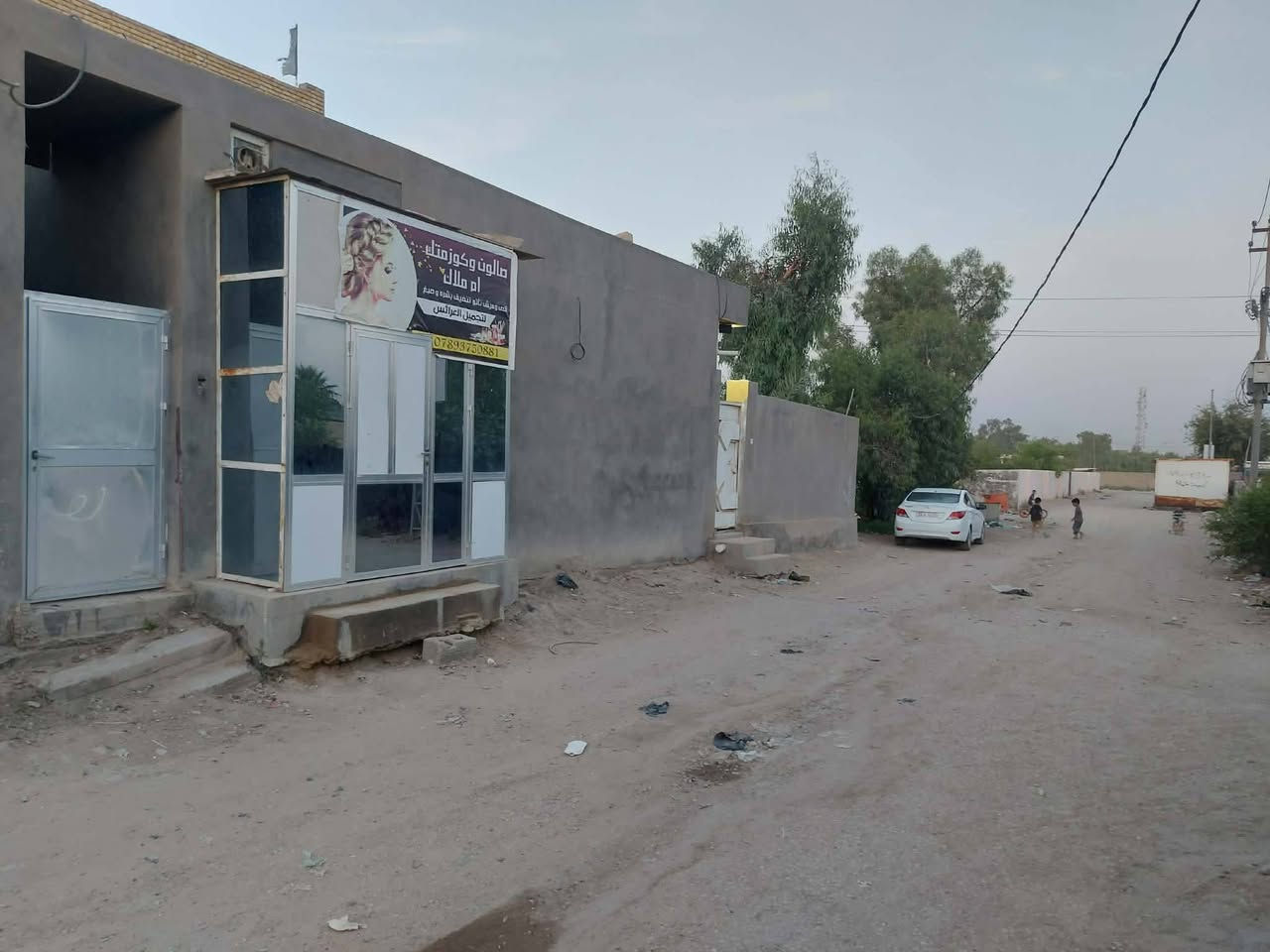 السلام عليكم حبايبي
مكلفه بلنشر 
محل للإيجار 
يصلح صالون نسائي و يصلح محل حلاقه او يصلح مكتبه او اي مشروع أبالكم العنوان حي العسكري شارع مدرسه الهاشمين  قريب عن مركز شرطه العسكري حسب الموضح بلصور المحل حيل حيل نظيف 
  للتواصل والاستفسار الاتصال  بلرقم 
 ‭٠٧٨٦ ٥٥٠ ١٠٥٥‬ ابو نور
