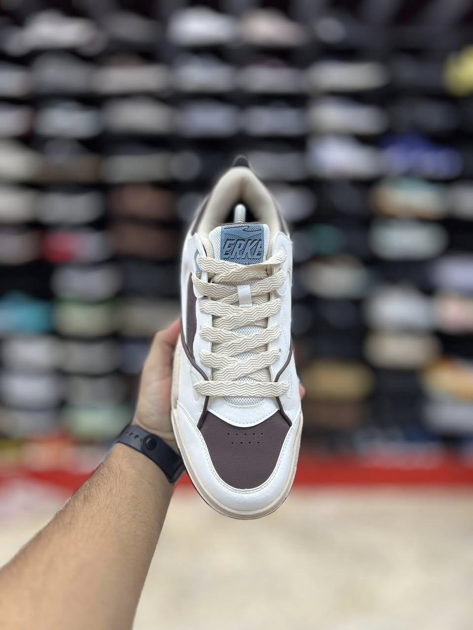 ماركة ERKE
وزن هفيف
قياس 44
العنوآن نجف ملحق الروان 
توصيل 🚚 محافظات 6 داخل النجف3 
*********** واتساب
