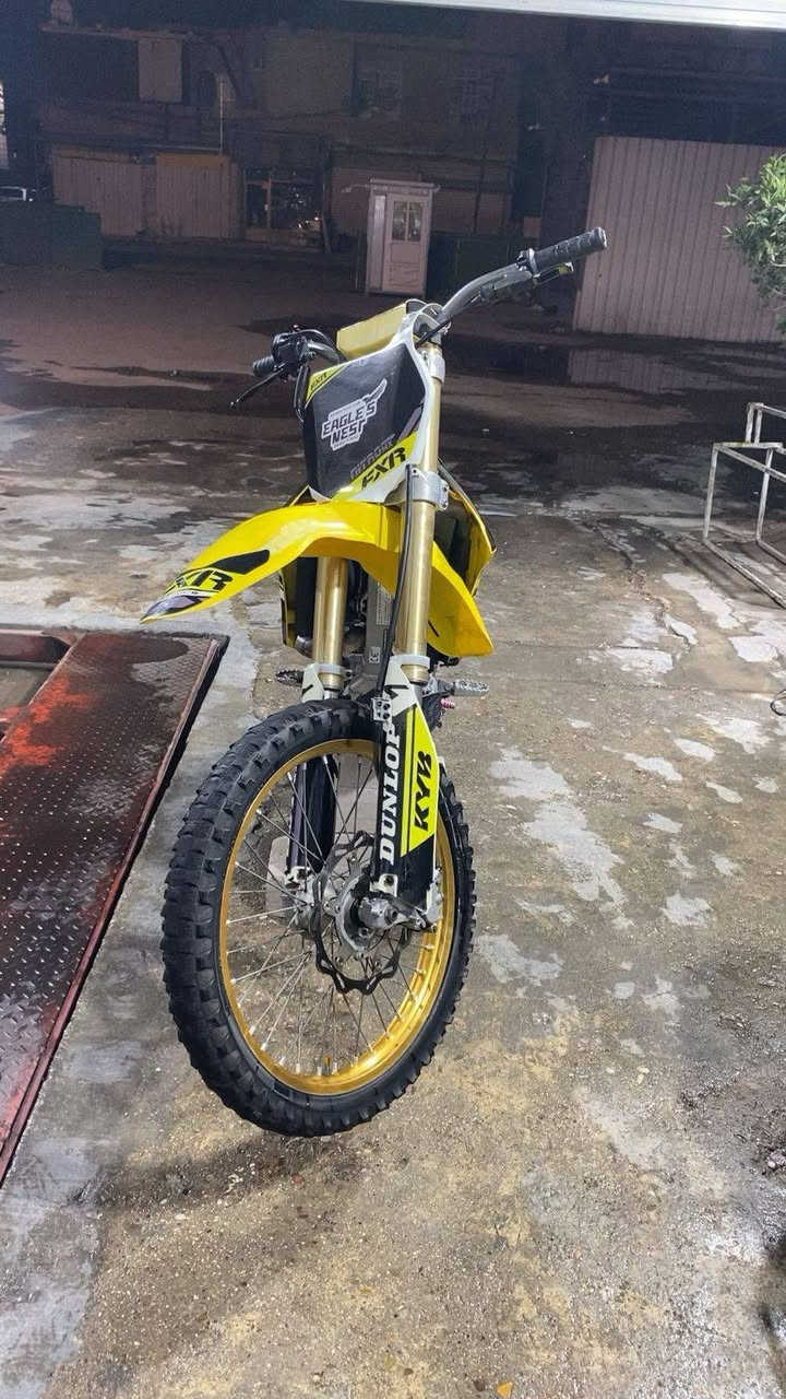 سلام عليكم للبيع SUZUKI RMZ 450cc Super cross موديل 2010  اكبر حجم عميه مال حلبات دراجه كامله من كلشي بيها صالنصه رياضي بيها ستيرن اصلي وعتله كير رياضي وقبق بانزين ويده كلج اصليه وفلنجات اصليه وموشمه تغليف اصلي هم دراجه قطعه مختلفه وقويه حيل مكاني بغداد رقم (***********) مو شراي لتسئل وتعبني فدوه اروحلك💛🤘🏻
