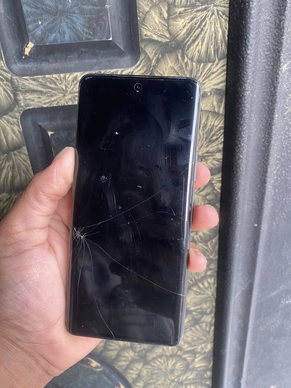 سلام عليكم هونر اكس ٩  بي جهاز كلش نضيف ذاكرة ٢٥٦ جهاز كلة شغال فقط بي طن فطر بصيط مامءثر عل جهاز سعر ١٦٥ وبي مجال بصيط مكاني بغداد الامين ***********
