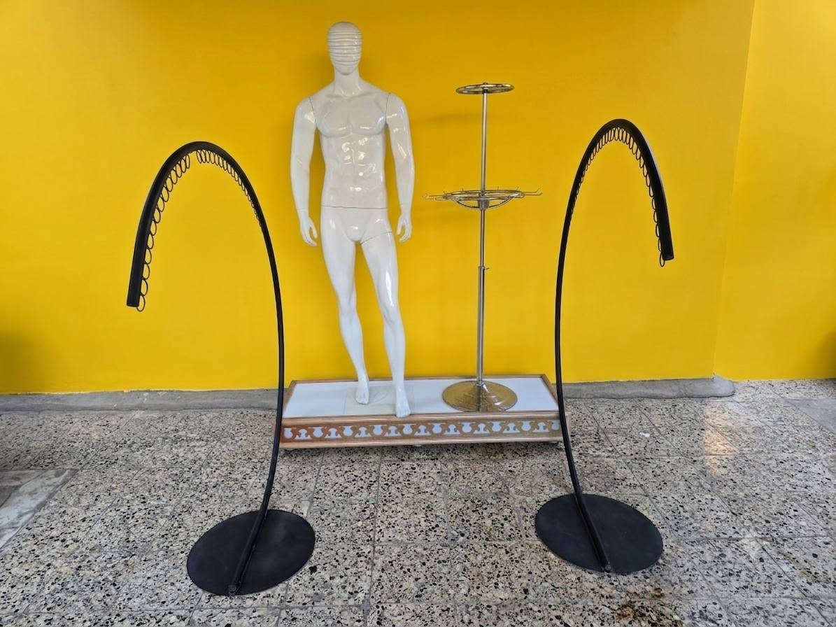 السلام عليكم ورحمه الله 
للبيع ديكور محل البسه رجالي 
ستان عدد ٣ ومليكان وقاعده خشب للديكور 
السعر ١٧٠ الف 
العنوان / ديالى / الخالص 
***********
