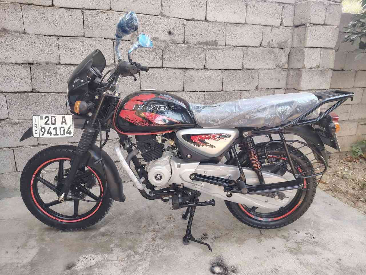 سلام عليكم بوكسر مديل 23نزول 24مرقم بسمي ديالى 
محرك وكير كفالة من الفتح والتبخير شرط جديدة نضافة كدامك عارضهة 2400وبيهة مجال لشراي فقط 
مكاني ديالى بعقوبة ***********
