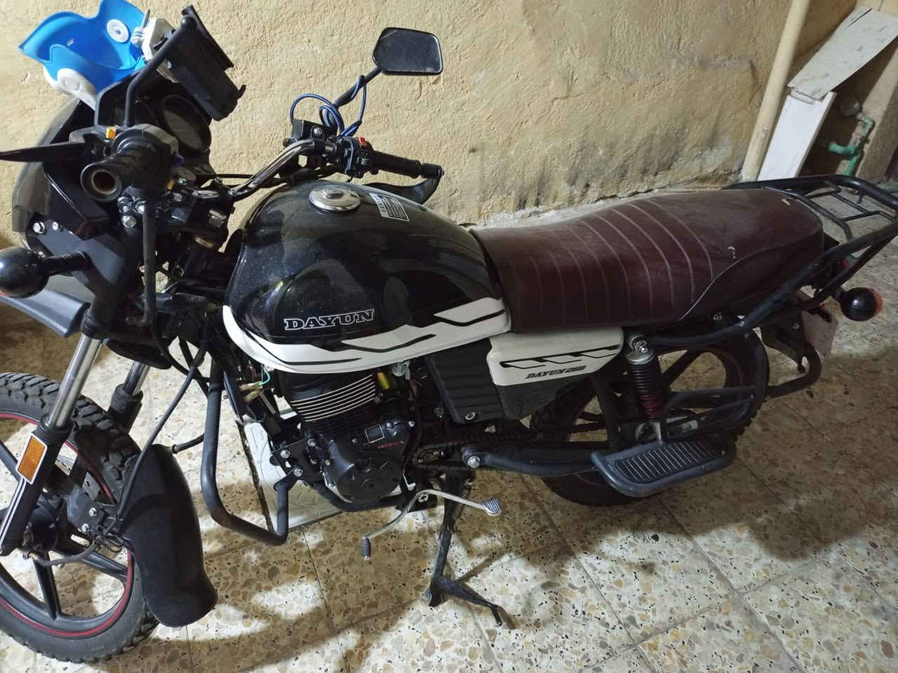 دايون جبلي طالعة ب2025موديل 2023 للبيع رقم دهوك بدون لوحات فقط سنوية عندي بسم الصقر الذهبي السعر مليونين و100 قفل *********** مشتغلة دلفري 6اشهر وصارله 8 اشهر متروكة
