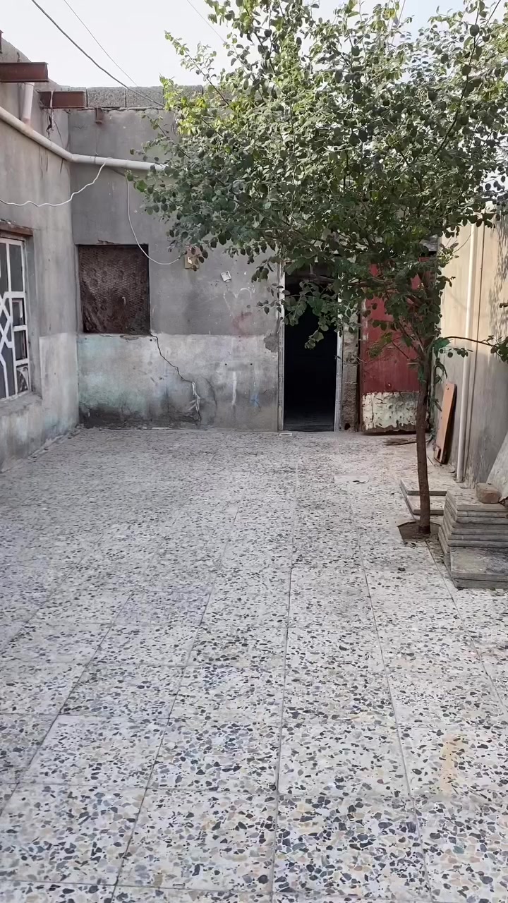 بيت اللبيع او الايجار كرمت علي شارع الجامعه أربع غرف كبار المساحه الكليه 200 ديوانيه خارجيه صحيان خارجيه بيت أعله من شارع ب متر البيت نضيف بس المؤجر الي كعد بي موصخه ***********
