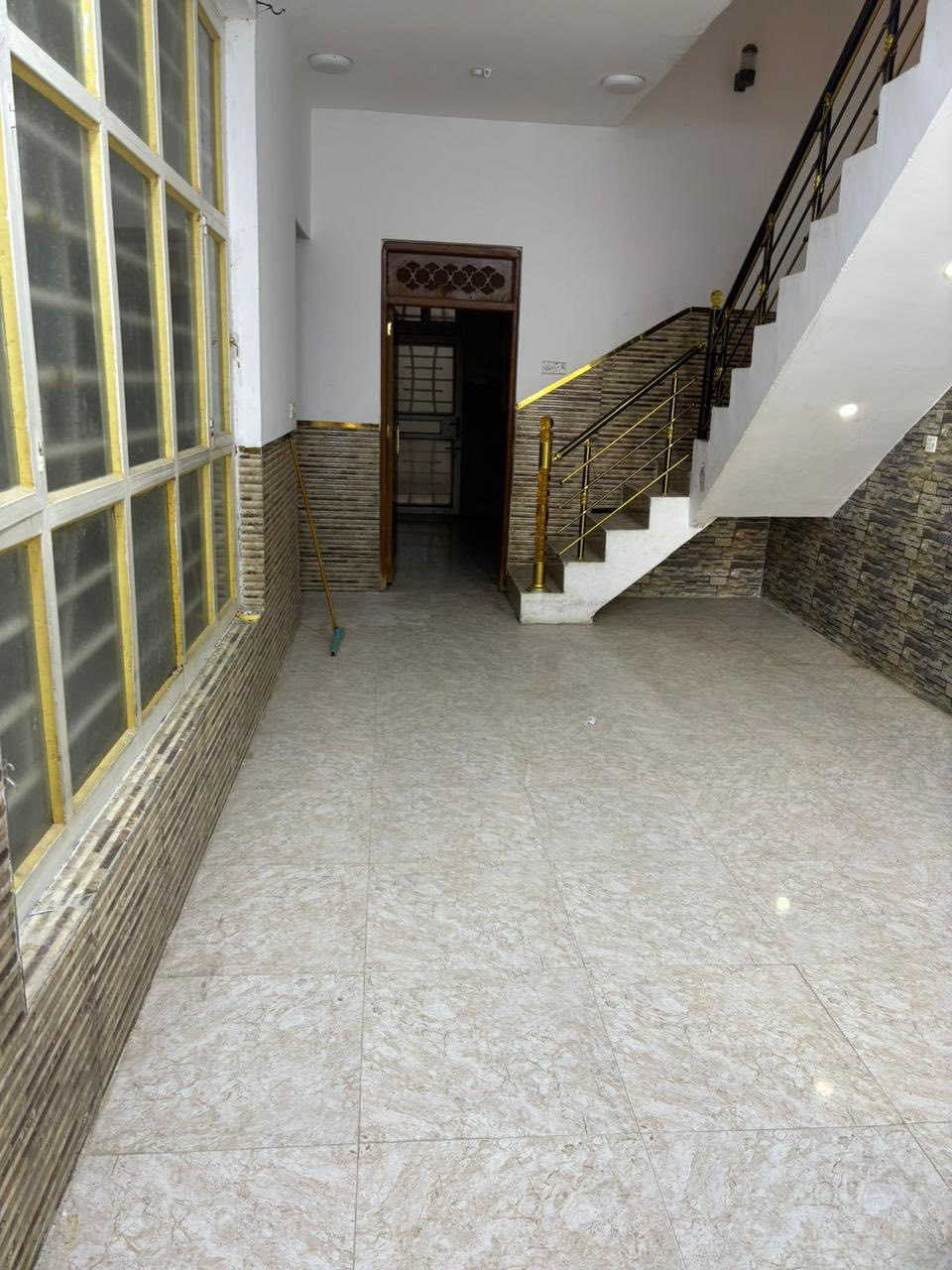 📢📢📢📢📢📢📢

#بيت للايجار نظيف كفاءات شارع الجدول 

  👇👇👇👇👇👇👇👇👇👇👇تفاصيل البيت 

طرمة صغيرة  وصالة وهول ومطبخ وصحيات وتروكة اثنين 

فوك غرفتين وصحيات 

طابق ثالث بيتونة كبيرة وسطحين 

***********للاستفستار
