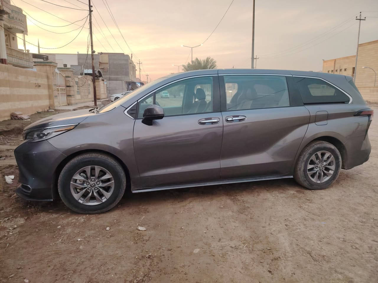 سلام عليكم سياره تيوتا سينا للبيع موديل 2023 فئه LXE حادث جاملغ وبنيد فول مواصفات ماشيه 62ألف كيلو متر حقيقي السعر 280 وبيه مجال 
 رقم  ***********
