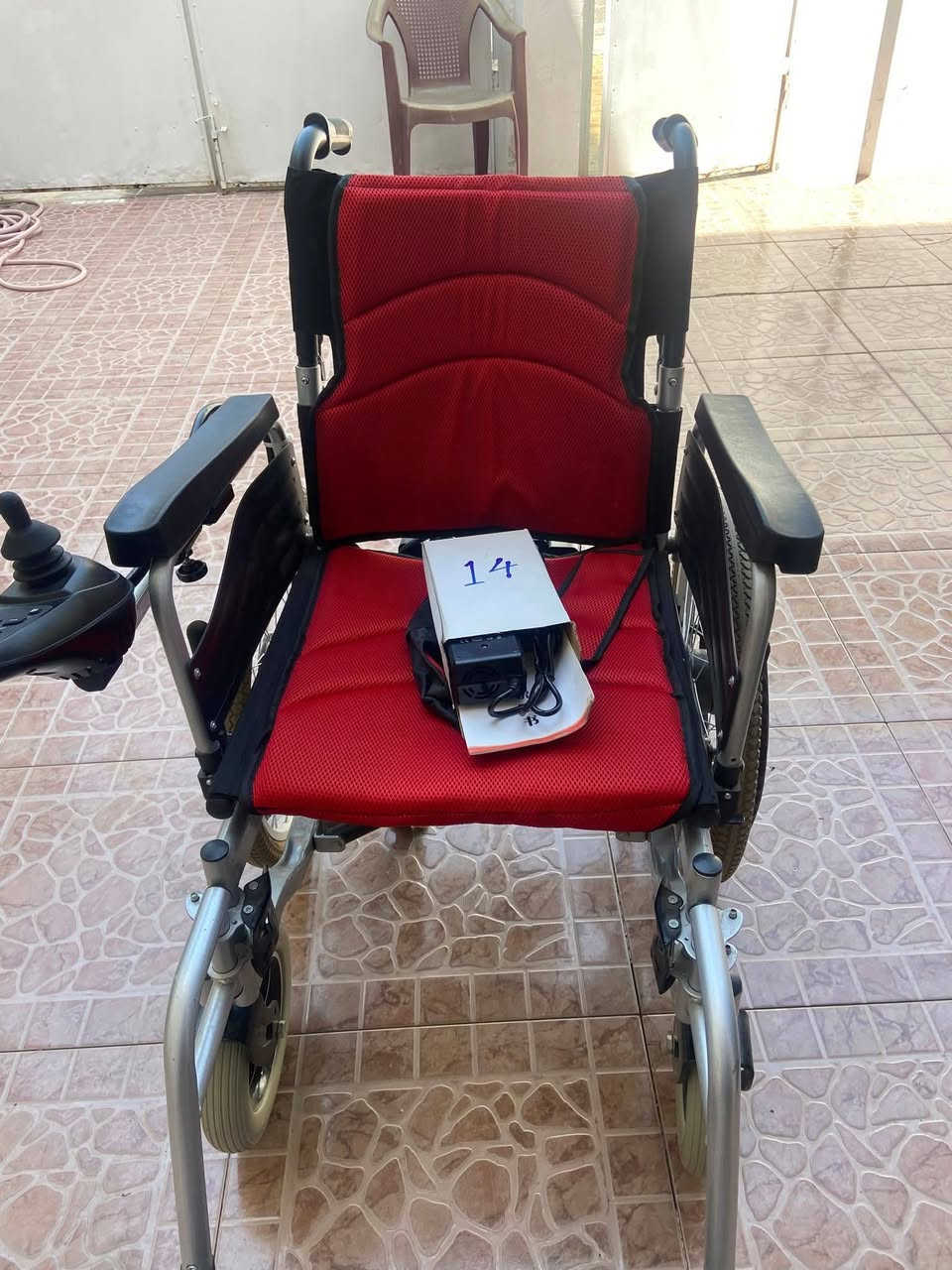 كرسي نظيف جدآ ينطبق ويدخل صندوق السيارة العنوان اربيل واتساب ***********
