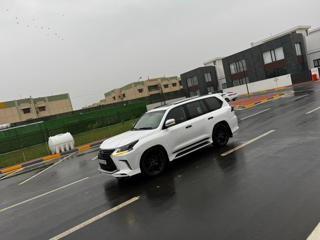 سلام عليكم
لكزس 2020 LX570 كورو 
ماشيه 47الف مكفوله من كلشي 
داخل مشمش رقم بغداد جديد 
للاستفسار ***********
مراوس بلكزس 23 أو 24
