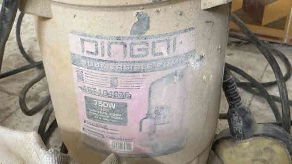 ماطور ماء غطاس للبيع 
مع خرطوم طول ٢٠ م (١ انج ) القدرة الحصانية 1hp السعر ١٠٠ الف 
المكان الديوانية
للتواصل الاتصال على الرقم ***********
