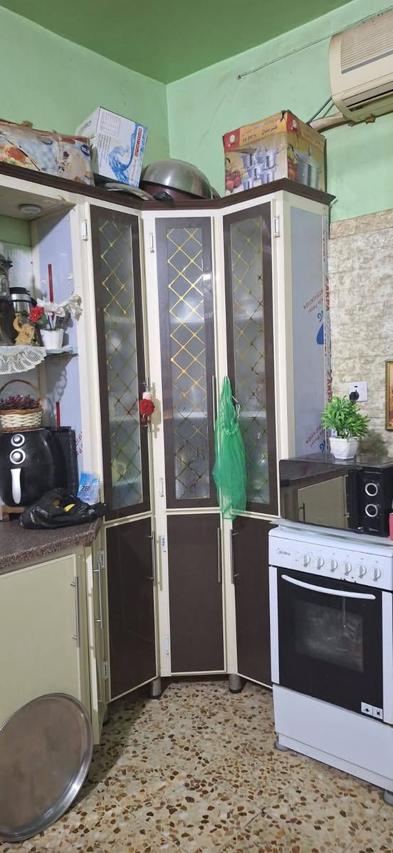 السلام عليكم 
عندي اغراض منزل للبيع ..
كاونتر ٥ متر ونص مع ميز طعام و٦ كراسي 
طعام كهربائي ٥ عيون وفرن ..
مكيف سامسونج ناقص بس غاز ..
ينباعن شلعه ..
للاستفسار خاص


**إذا كنت صاحب هذا الإعلان وتريد حذفه لأي سبب، رجاءا أرسل رسالة إلى الدعم الفني**