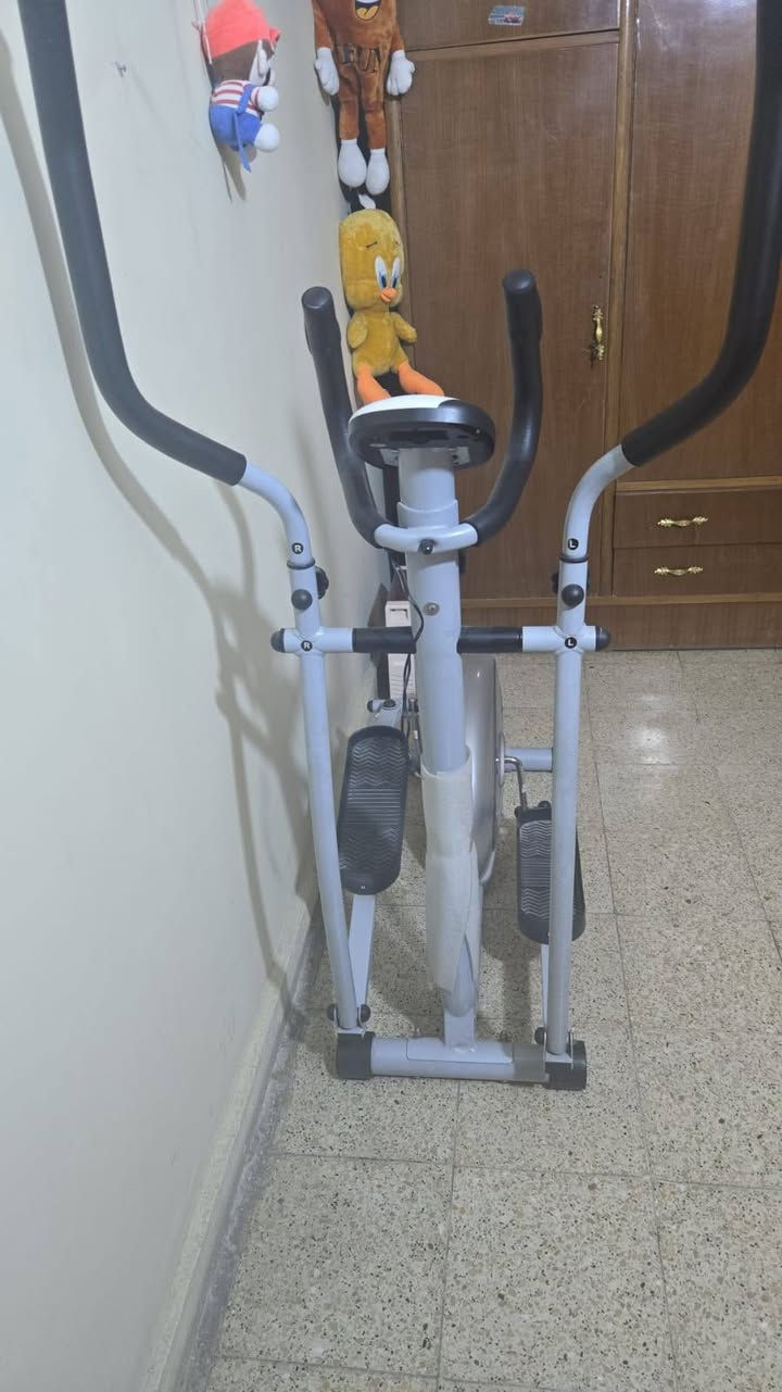 بايسكل رياضي كارديو للرشاقه والتنحيف جهاز حرق سعرات بي اكثر من تمرين بايسكل ودرج الجري وبي قرص مقاومه تكدر تزيد وتضعف الوزن والقوه ينطيك لياقه ويقوي مفاصل رجلك وشاشه بيها الوقت وشكد حركت سعرات يعني تاكل باجه وتريد تحركها رئسن تروح عل هذه جهاز تلعبلك ساعه عليه تحرك الباجه مكان البكريه رقم *********** ب ١٢٥الف جديد جدا مابي شخط

