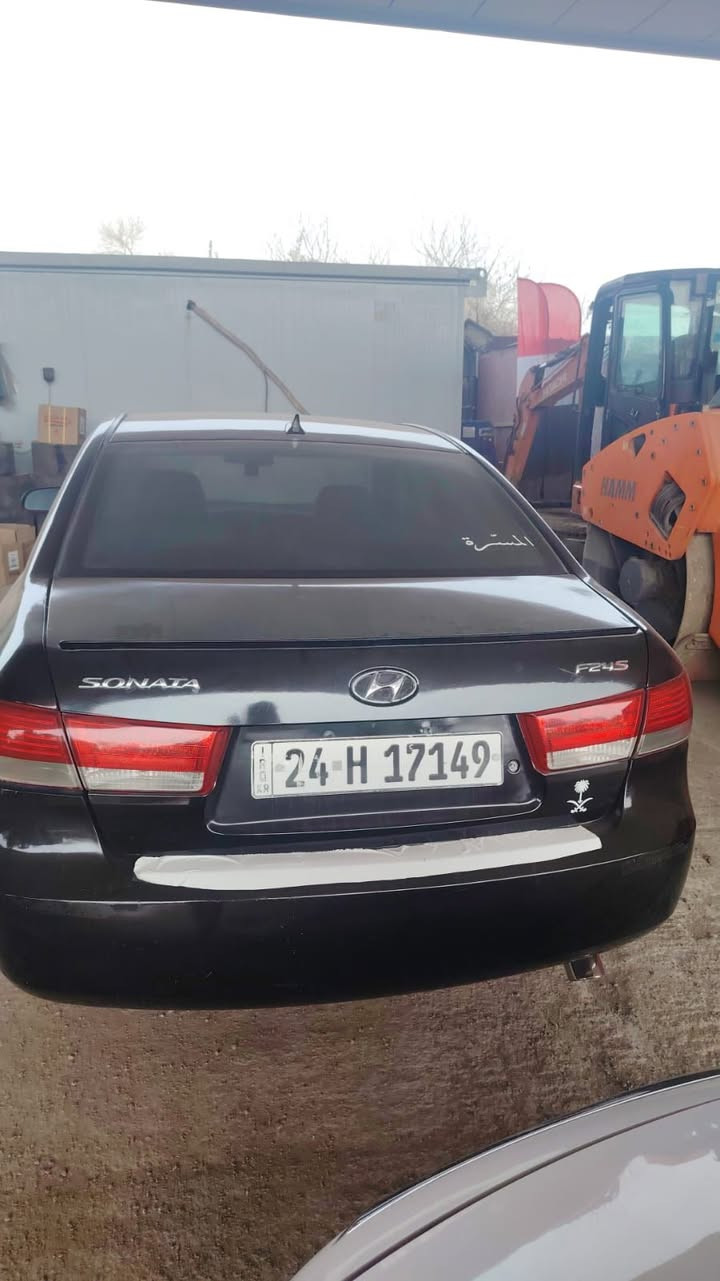 سوناتا خليجي 2006 رقم انكليزي جديد شمالي دهوك صبغ عام اثر جراد وللجمالية اسود ميتاليك 
كير ومحرك وحدادية كهربائيات كله شغال وبلادي
داخل بلادي كشنات قماش
محرك ألفين خط واحد
ضربتها داخل العراق الجاملغ الخلفي جهة السايق فقط 
رقم التلفون ***********
