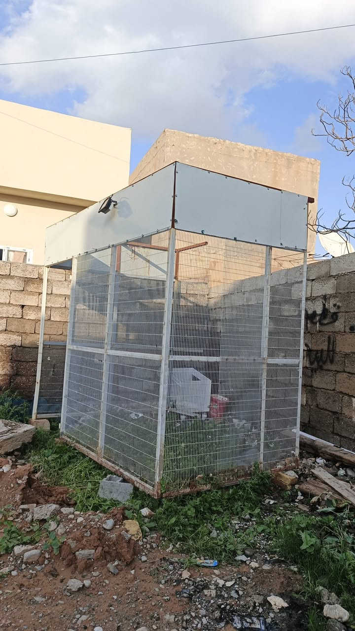 قفص كامل للبيع
السعر 250وبي مجال 
***********
