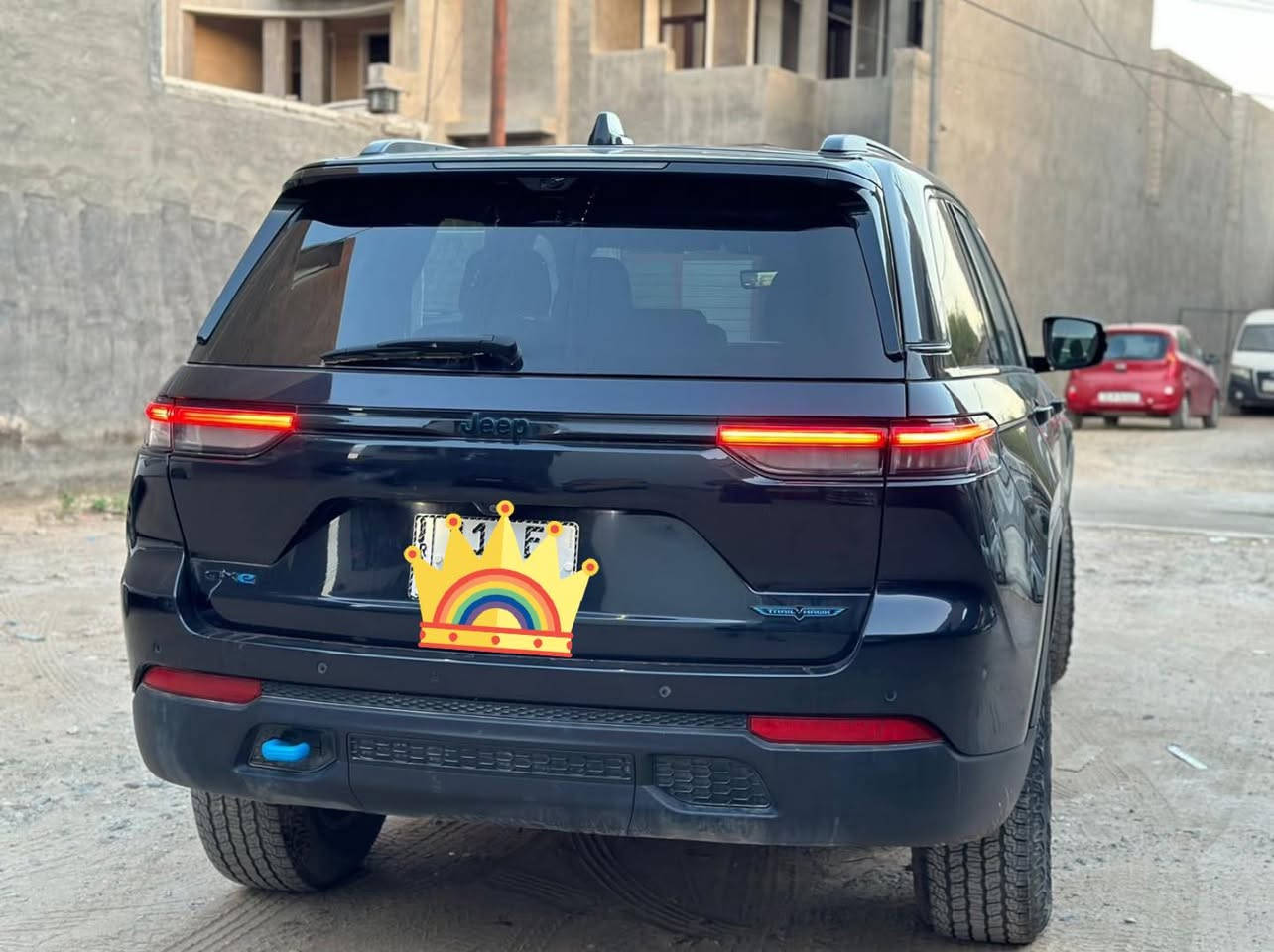 السلام عليكم
للبيع وماكو هيج سعر 242 قفل بسبب ظرف 
Jeep Grand Cherokee 
Trailhawk 4xe Plug-in Hybrid 2024

جيب كراند شيروكي ترايل هوك بلك ان هايبرد  

ماشية 3  الف ميل 

5 راكب ، هايبرد بانزين وشحن 
ماشية 3 الف ميل. بحالة الزيرو
رقم بغداد باسمي سنوية وهزه جديد. 

المواصفات :- 
تو كلر قماره اسود 
3شاشات 
جكات 
5انضمة قياده 
تدفئة تبريد كشتات 
نضام سماعات هواي موصفات بيها  
فور ويل 4-4
٥ كامرا وحساسات خلفيه بريك).
كشنات جلد امامية تدفئة وتبريد وميموري.
تدفئة بالستيرن.
تبريد وتدفئة ٣ مناطق التحكم بيها منفصل ( السايق والراكب والخلف كل واحد وحد).
بردات خلفية.
تشغيل عن بعد .
شاحن واير ليس.
تحكم ستيرن كهرباء.
شاشة كبيرة.
5 مودات للقيادة مع off-road mode.

حساسات امامية وحساسات خلفية .
رادار امامي وخلفي وجانبي مع تنبيه نقاط عمية وبريك تلقائي امامي وخلفي.
 
الضرر
تبديل جاملغ وباب وبنيد من جانب نفس لون بجم كفاله وصبغ مقدمة القماره جزء من تكمة جهة الصدر صور حادث واتساب 

 مكان السيارة بغداد المنصور

***********

