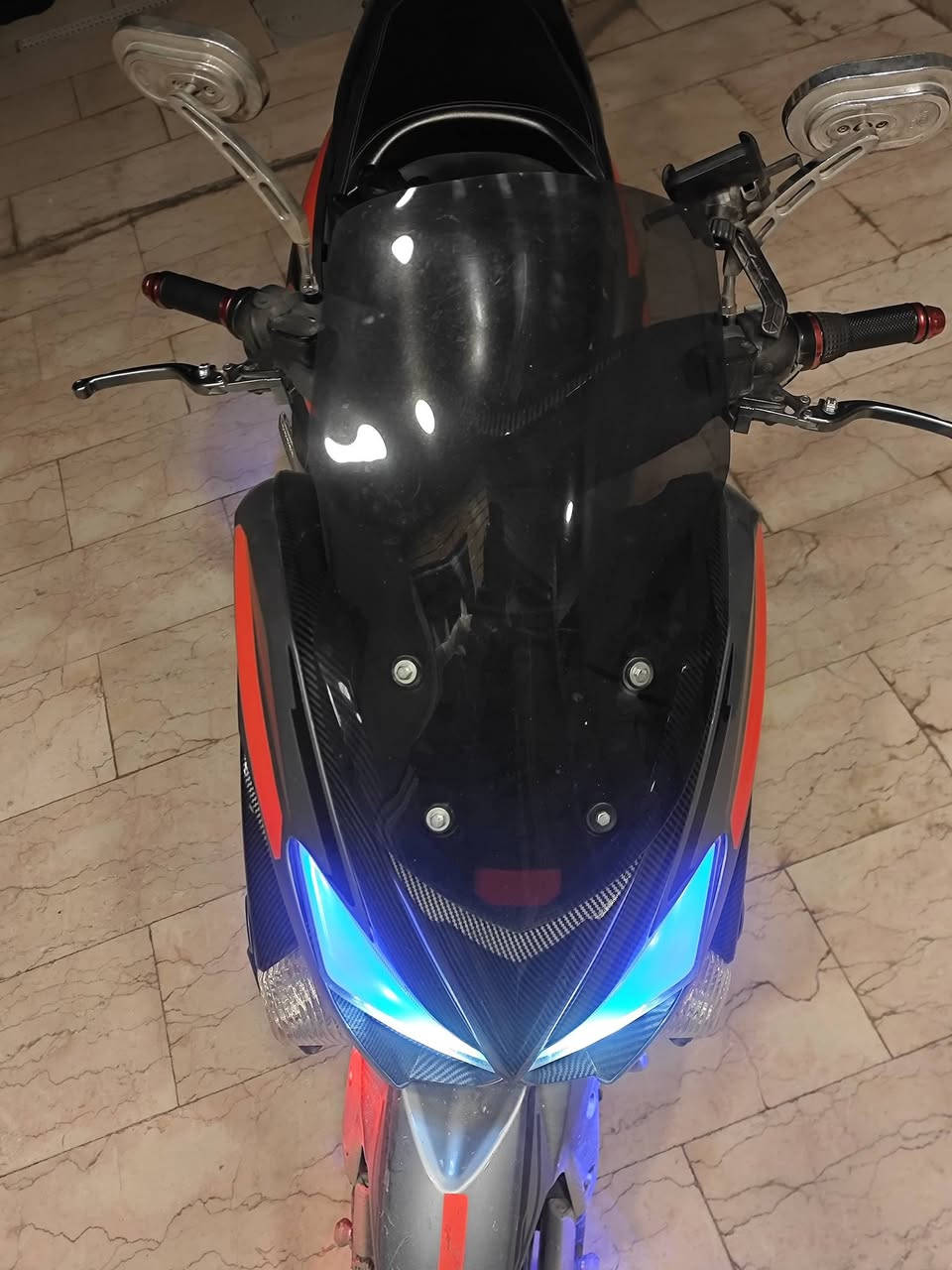 ⛔ دراجة شحن GTX شبيهه N MAX البانزين كاملة مكملة من كل نواحي
⛔ الدراجة تجي ب6 بطاريات كبار حجم كل بطارية 45 امبير تمشيك بحدود 60 كيلو حسب السرعة بعد
⛔ سرعة الدراجة 90 يعني خير من الله بالسرعة و رزنه حيل بيهه معدل يخبل
⛔ كهربائياتهه كلهه شغالة لد متغير و لايت عالي ناصي اشاير كلهن فول
⛔ الدراجة مزودة بكشن دبل و انارة متغيرة جوة الدراجة 
⛔ الدراجة نظيفة موضحة بالصور للبيع فقط 
⛔ سعر الدراجة مليون وبيهه مجال للشراي
⛔ مكان الدراجة بغداد الاعلام بشارع الضغط 
⛔ رقم الهاتف : ***********
