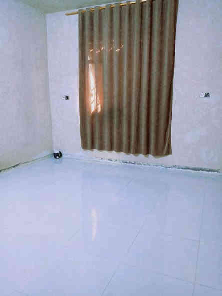 بيت مساحه ٢٠٠م واجهة ١٠ ونزال ٢٠بناء ٢٣ طابو زراعي سند ٢٥ وبي وصل معاملة تحويل جنس عقار 
محولة انترنت  المشروع الوطني مقابل الباب بالضبط وعن قريب محولة تنشد بالركن 
 البيت في ابي غرق شارع الامام حي السلام قطع هيثم الجبوري ثالث فرع ثاني بيت بعد الركن 
محتويات البيت غرفتين نوم الاثنين نفس القياس 4*4ونص وصالة مساحتها 5*8 واستقبال 5*6 ومطبخ 4ونص*4ونص  البيت مثل ما مبين بالصور بي نواقص   والدرج الواجهه موجودة والازارة 10سم أيضا موجودة  
نواقصه
بوب وأرضية كراج وواجهه والسطح فقط مزفت ينباع بنواقصه ياااريت فقط الشراي يتفضل يراسل أما الدلالة والي يجي يسولف بالنواقص ليجي افضل 
السعر 85 وبي مجال بسيط
80 ما ابيع اخوان بلا احراجات بارك الله بيكم
رقمي ***********
