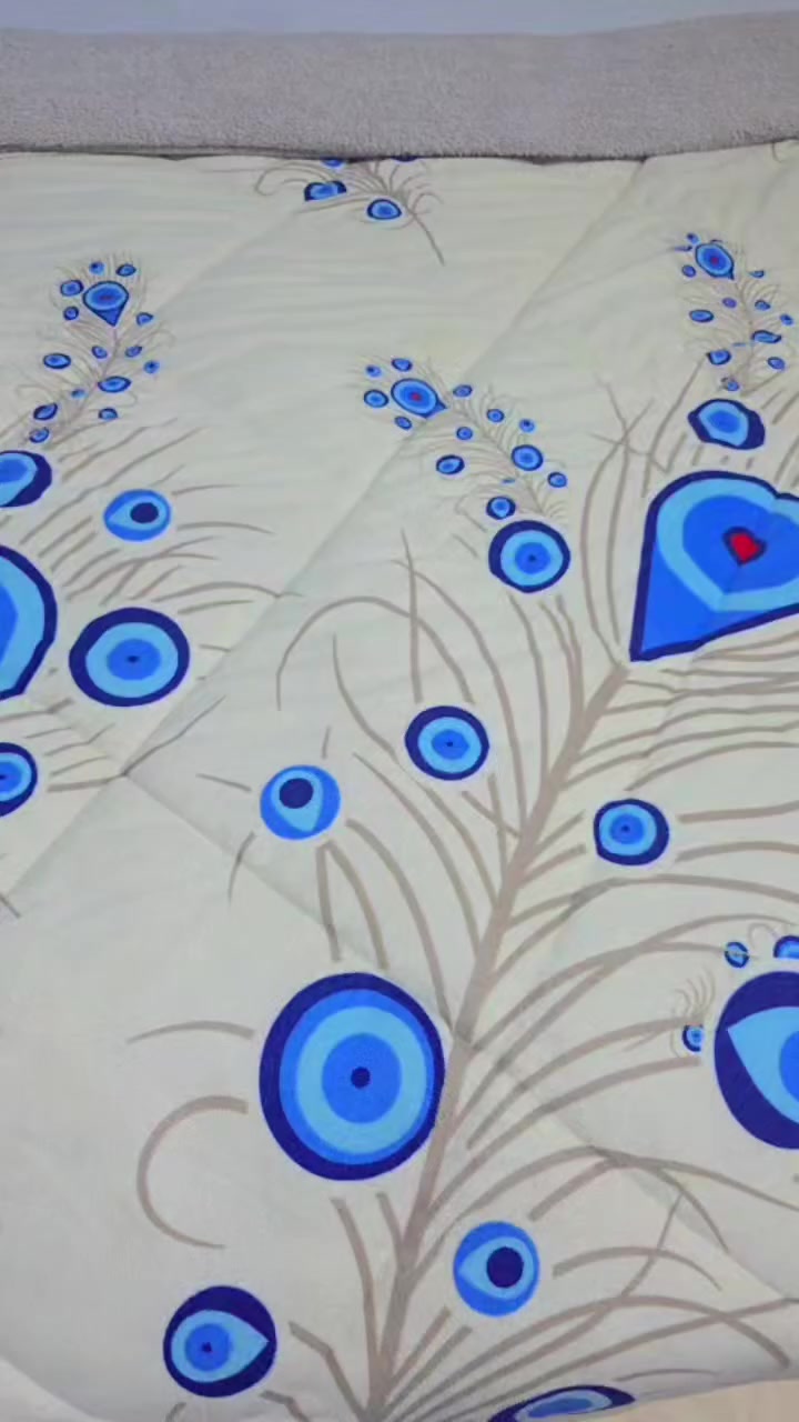 غرفه للبيع تكمه ارقى انواع الخشب مامفتوحه ولامره وثكيله وعمليه جدا غ متكونه من ٧ قطع  
سرير يحتوي على مخزن 
كنتور باب سحب جدا قوي 
ميز تواليت باب متحرك يحتوي على رفوف لحفظ اغراض التجميل والعطور 
جرارات عدد ٢ جانبيه للسرير 
مرايه عموديه تحتوي على جرار 
وكومدي٥ جرارات 
الغرفه قويه جدا غرفه عمر 
رجاءا رجاءا بس الي تريد تشتري تراسلني 
او تتصل علرقم ***********
