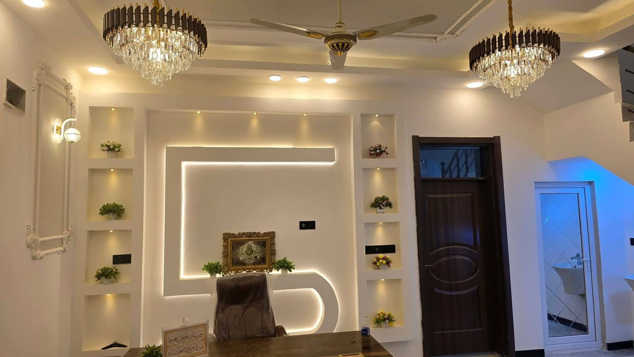 بيت للبيع في كربلاء.          حي العباس. قريب للامام العباس ع.            مع الأثاث 
مساحة.     100متر طابقين 4 غرف نوم 
كافة الخدمات.  تبليط مجاري ماء كهرباء 
سند.  25 
بناء جديد بعده مامسكون 
طابوك جمهورية كونكريت مسلح صب مركزي 
للمزيد من الاستفسار ***********
                            ‏‪077-337-30565‬‏
